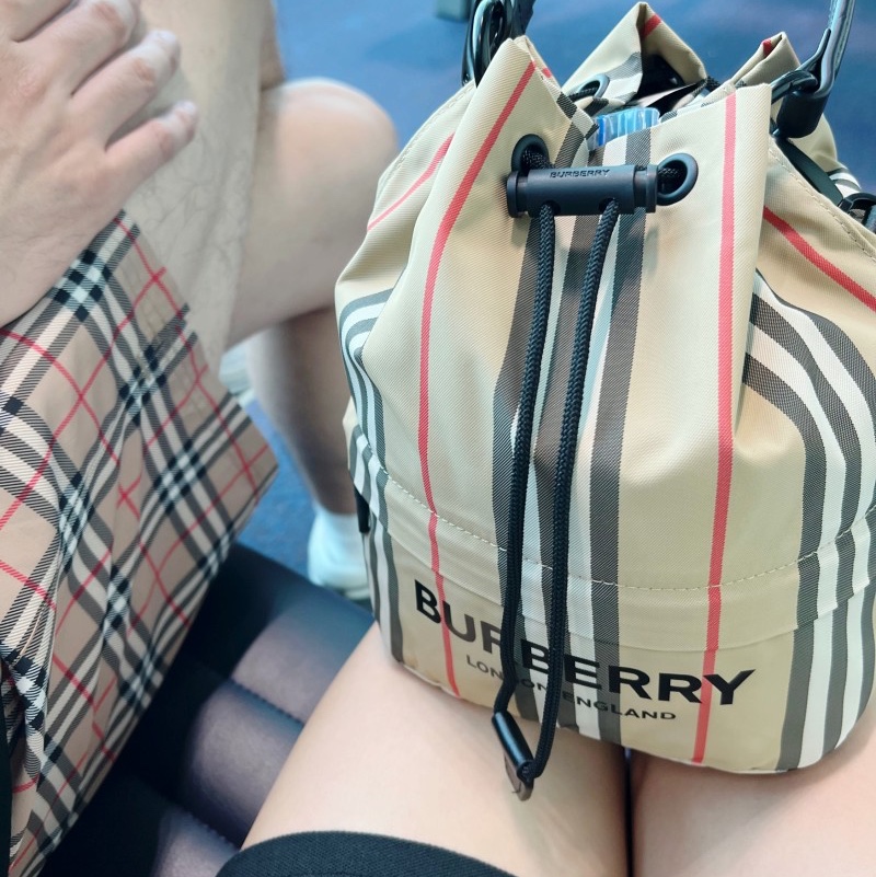 Burberry Icon Stripe Econyl Drawcord Pouch Archive Beige, Burberry Small Scale Check Drawcord Swim Shorts Archive Beige 착용 스타일 - 4