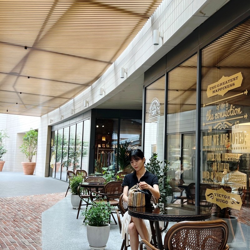 Burberry Icon Stripe Econyl Drawcord Pouch Archive Beige, Burberry Small Scale Check Drawcord Swim Shorts Archive Beige 착용 스타일 - 2