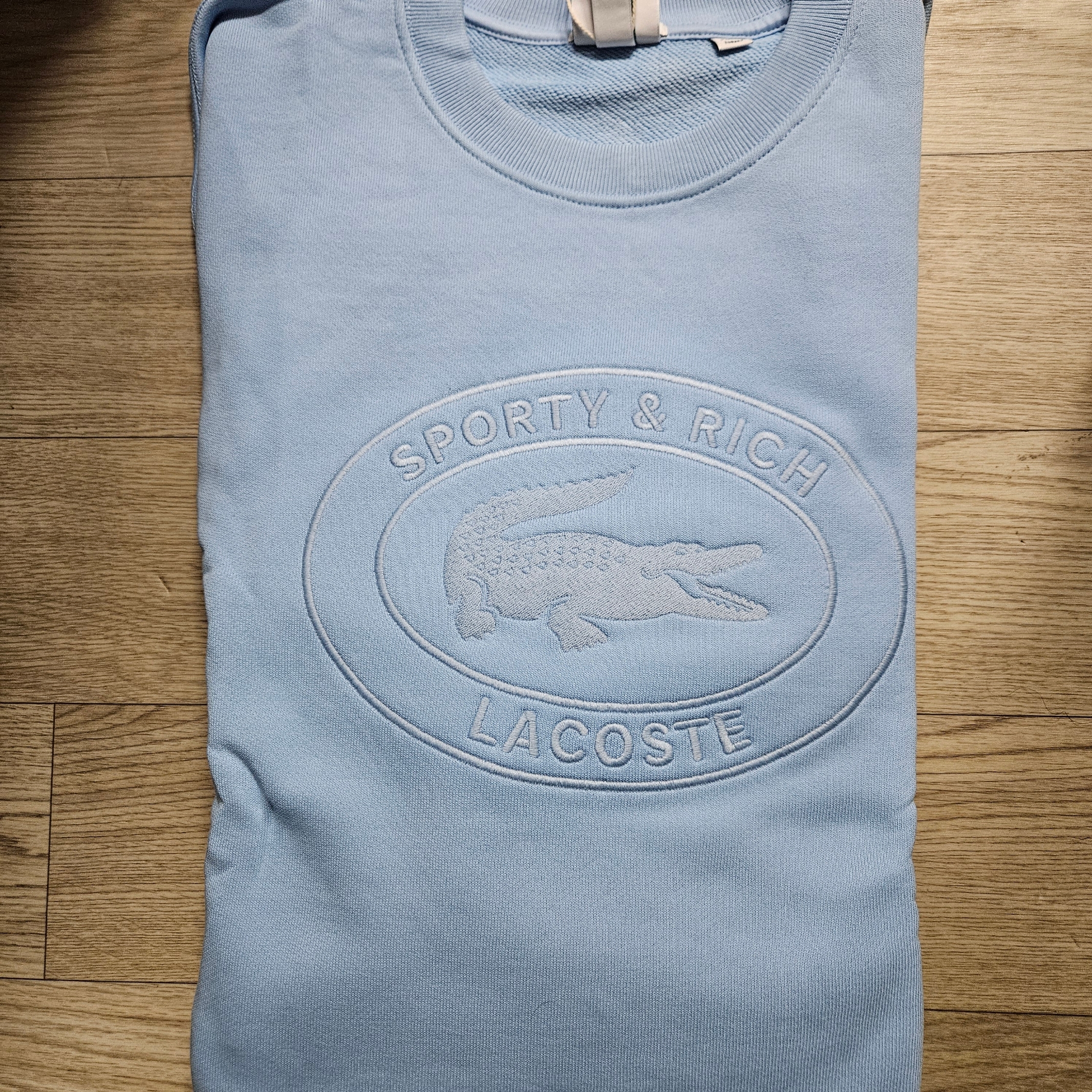 Lacoste x Sporty & Rich Oval Logo Embroidered Crewneck Panorama 착용 스타일