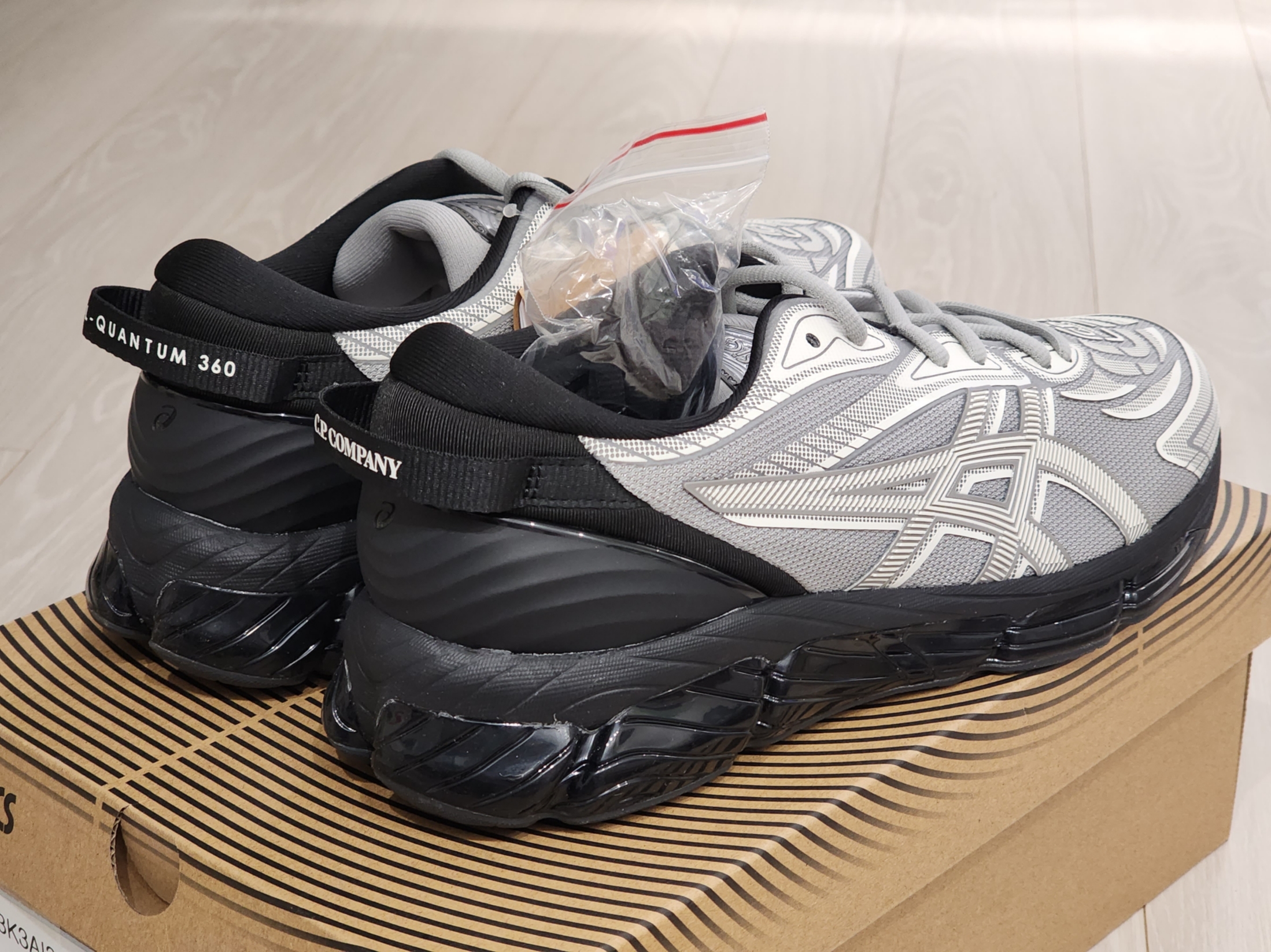 Asics x C.P. Company Gel-Quantum 360 VIII Cement Grey 착용 스타일 - 2