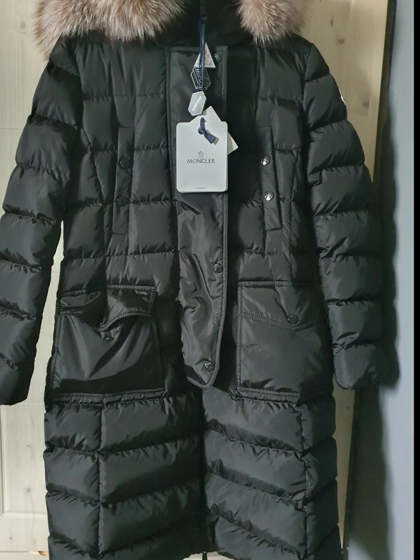 (W) Moncler Khloe Long Down Jacket Black - 23FW 착용 스타일