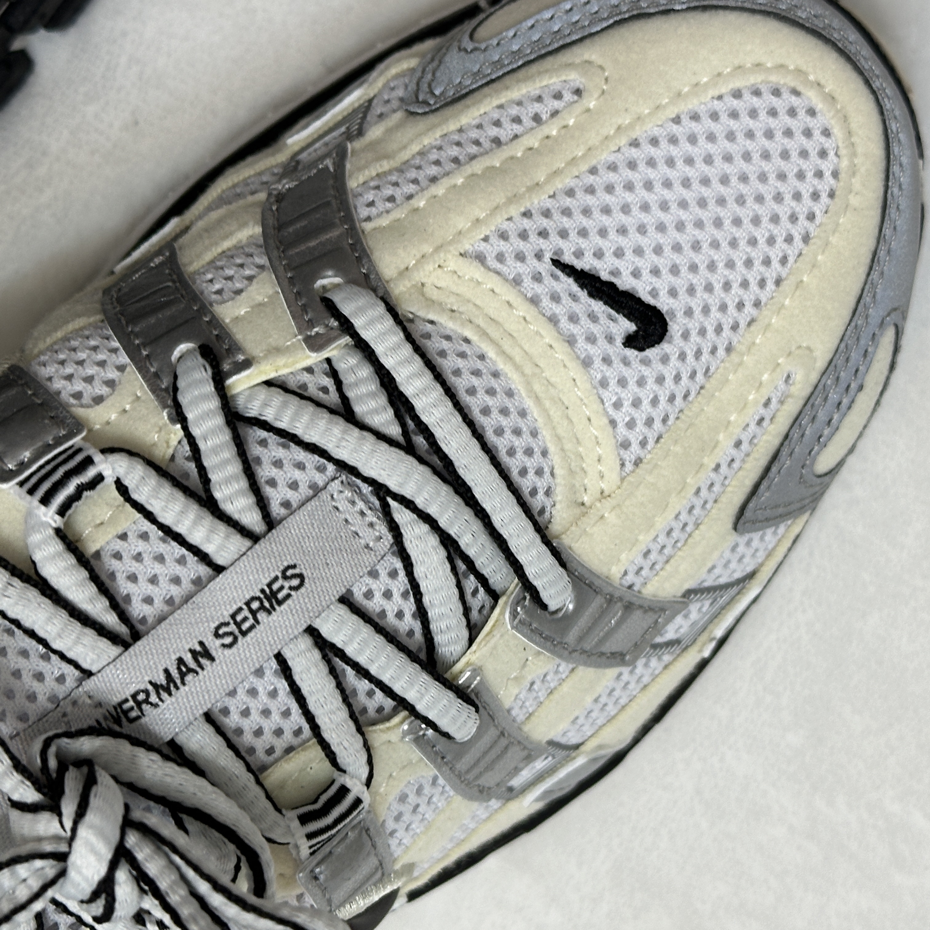 (W) Nike P-6000 Coconut Milk Metallic Silver 착용 스타일 - 2
