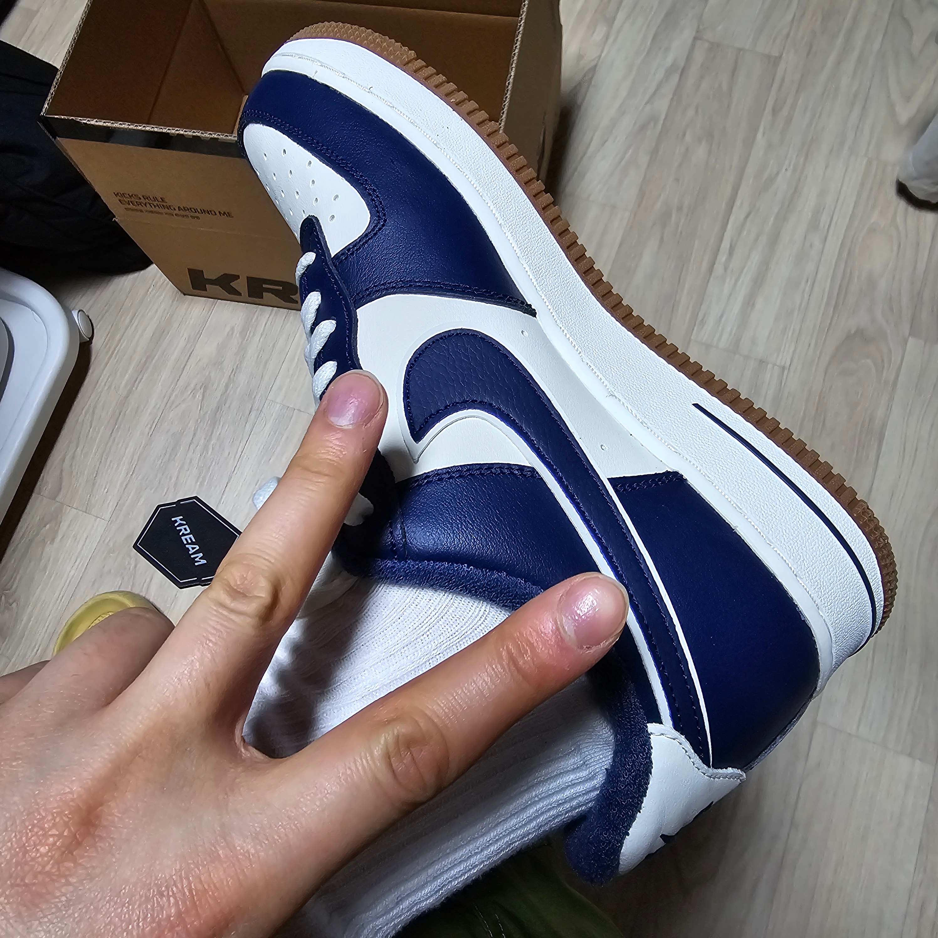 Nike Air Force 1 '07 LV8 Midnight Navy 착용 스타일