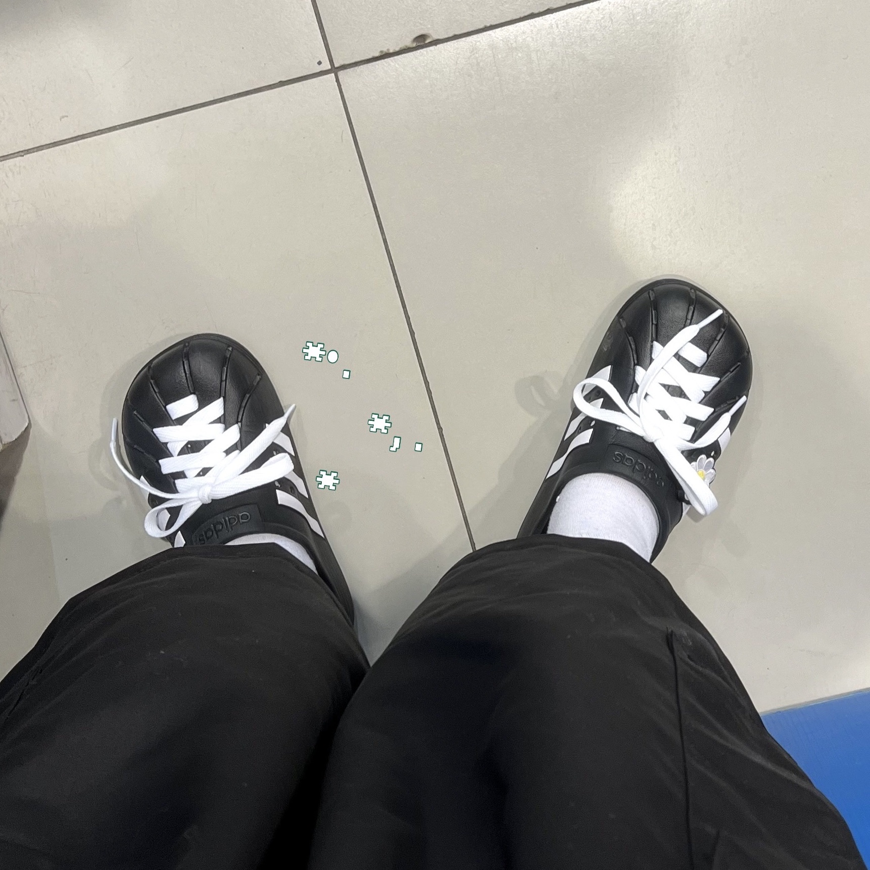 Adidas Adilette Clog Black White 착용 스타일 - 2