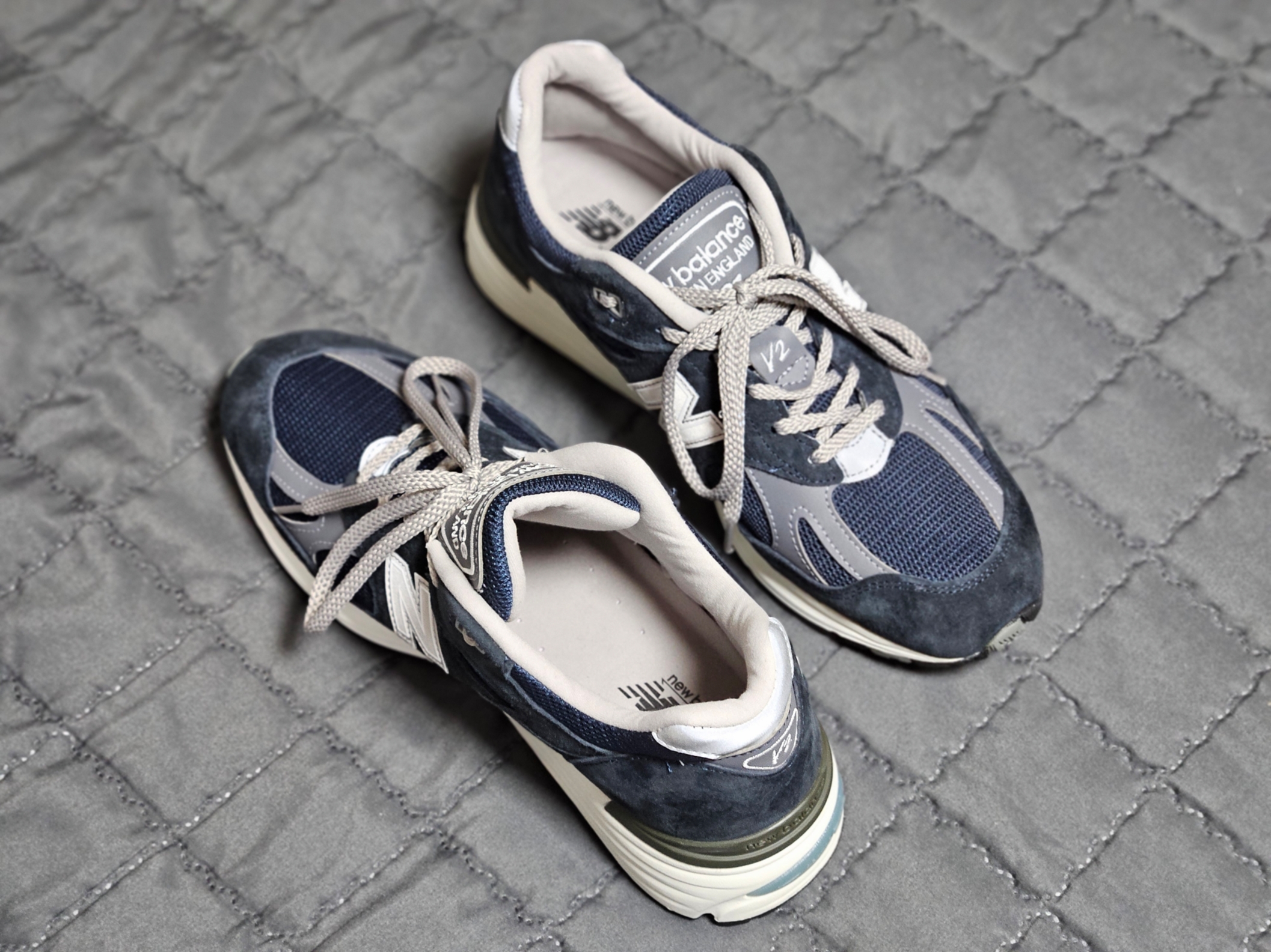 New Balance 991v2 Made in UK Dark Navy Smoked Pearl 착용 스타일 - 4