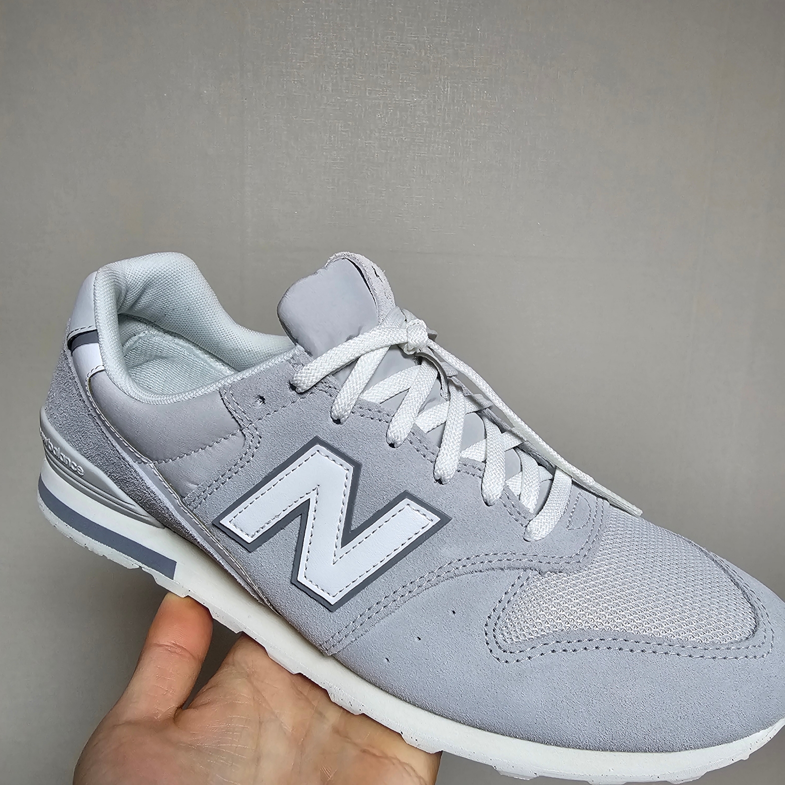 (W) New Balance 996 Grey White 착용 스타일 - 1