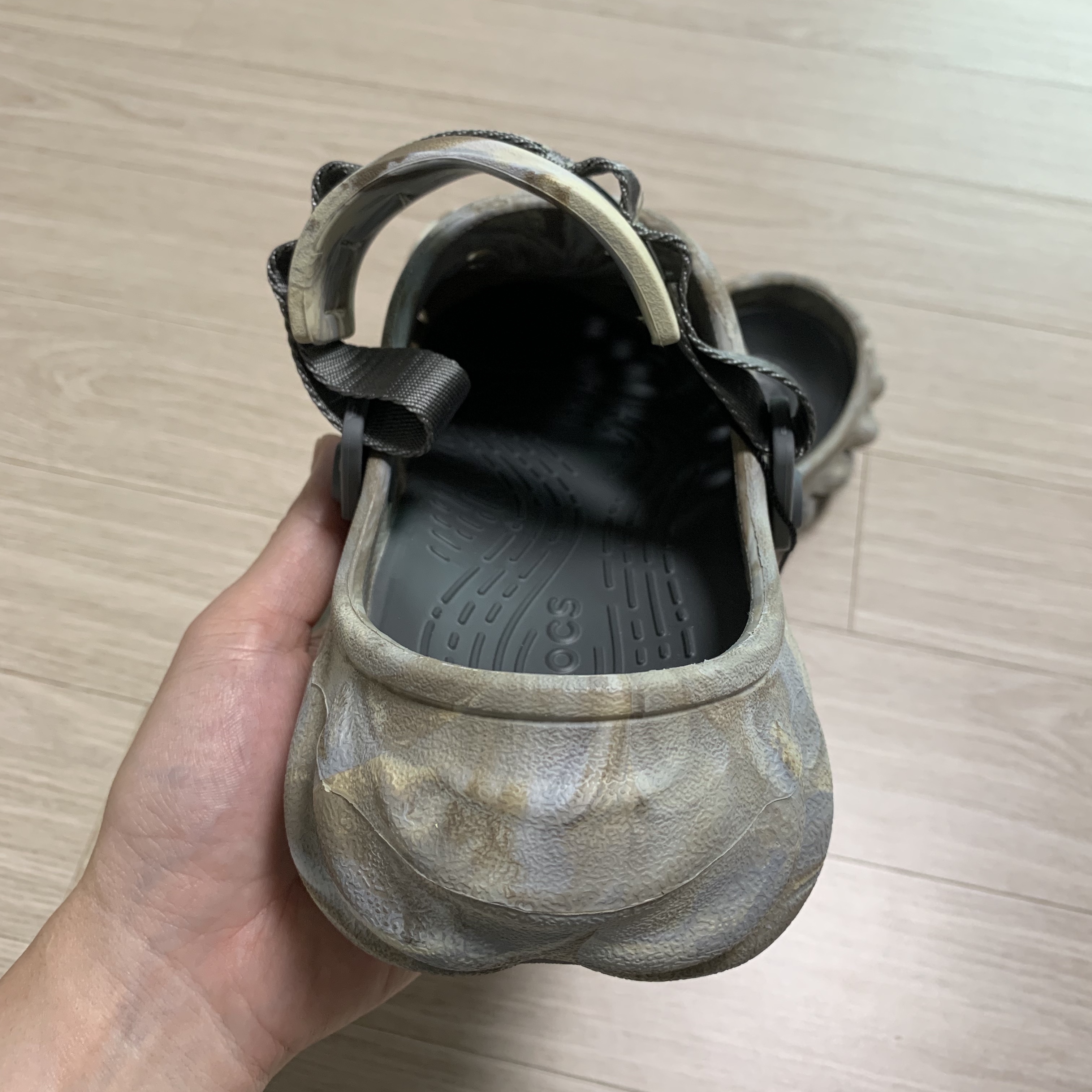Crocs Echo Marbled Clog Bone Multi 착용 스타일 - 2