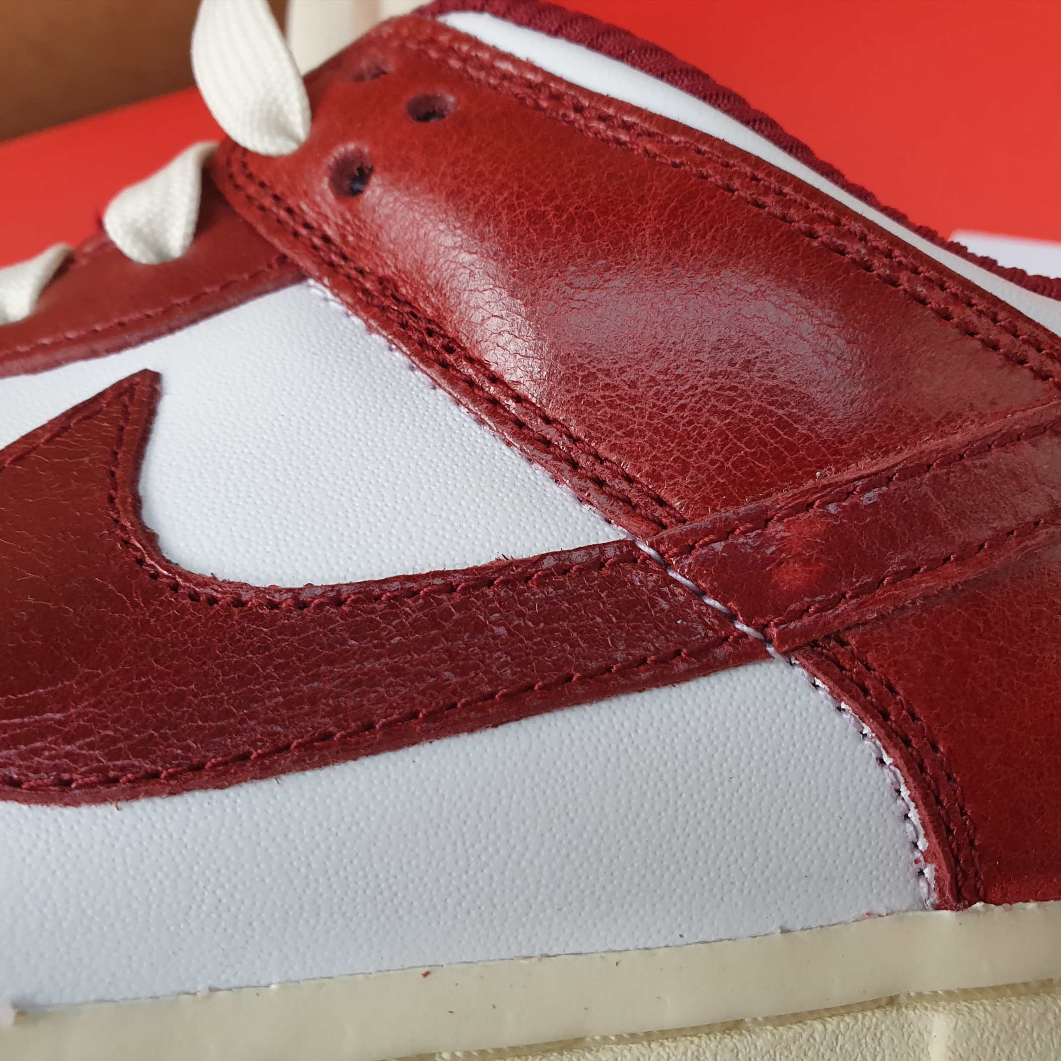 (W) Nike Dunk Low Retro PRM Team Red and White 착용 스타일 - 1