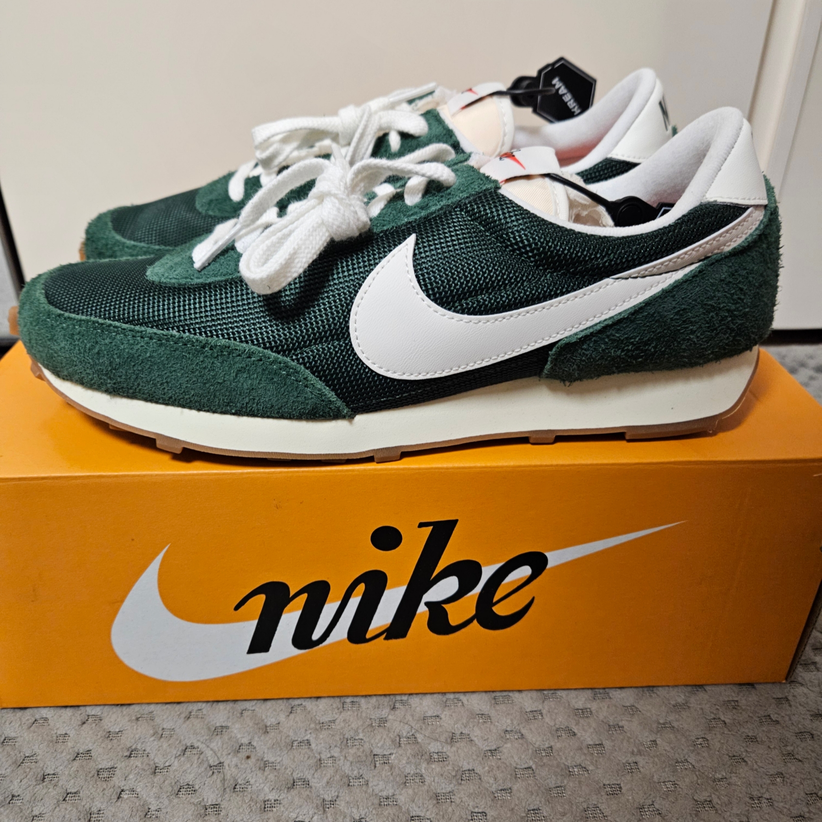 (W) Nike Daybreak Vintage Fir Coconut Milk 착용 스타일 - 2
