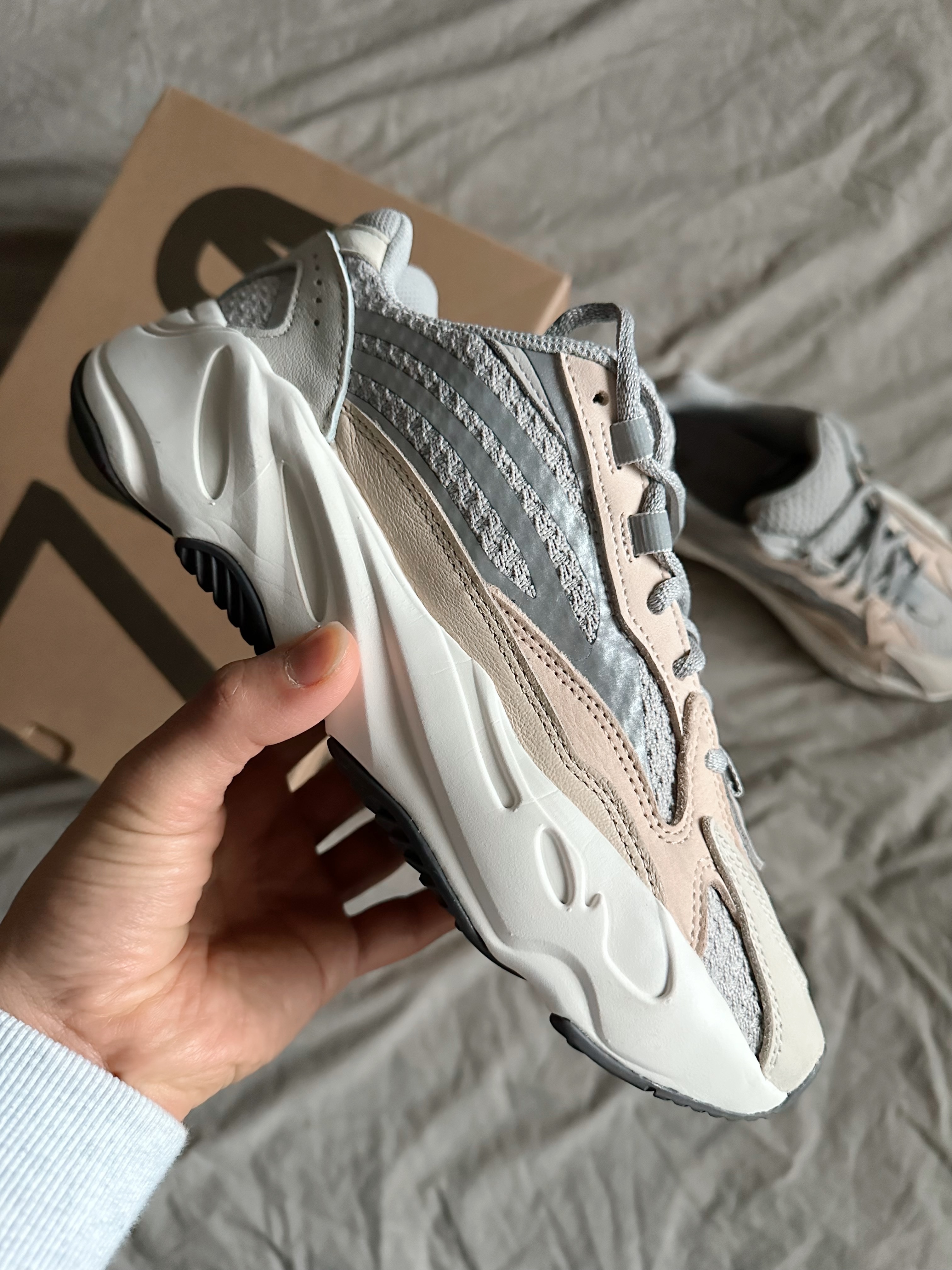 Adidas Yeezy Boost 700 V2 Cream 착용 스타일 - 2