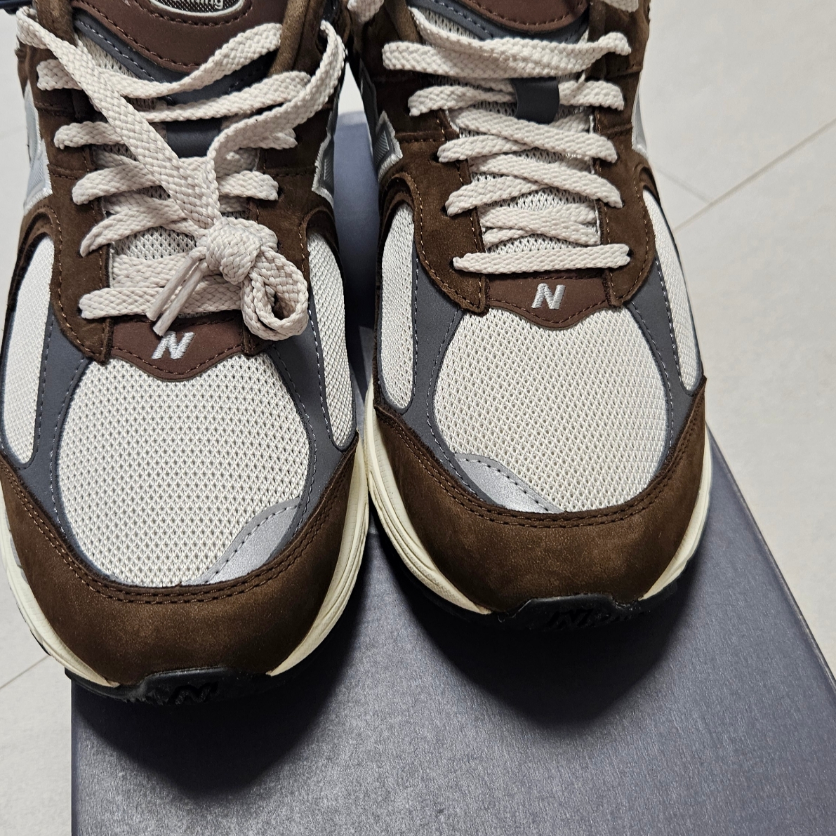 New Balance 2002R Brown Cream 착용 스타일 - 1