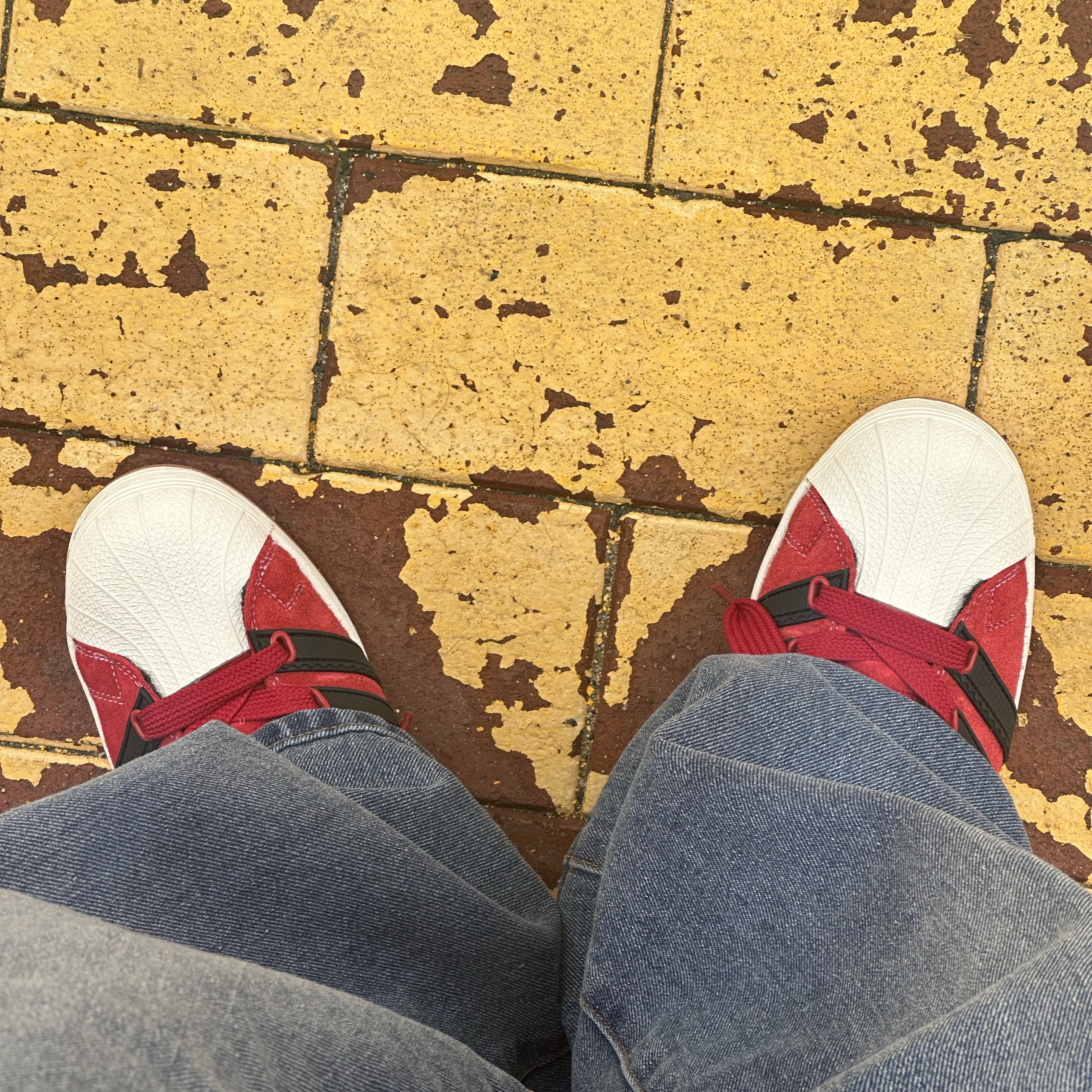 Adidas x YNuK Superstar Supermodified Power Red 착용 스타일