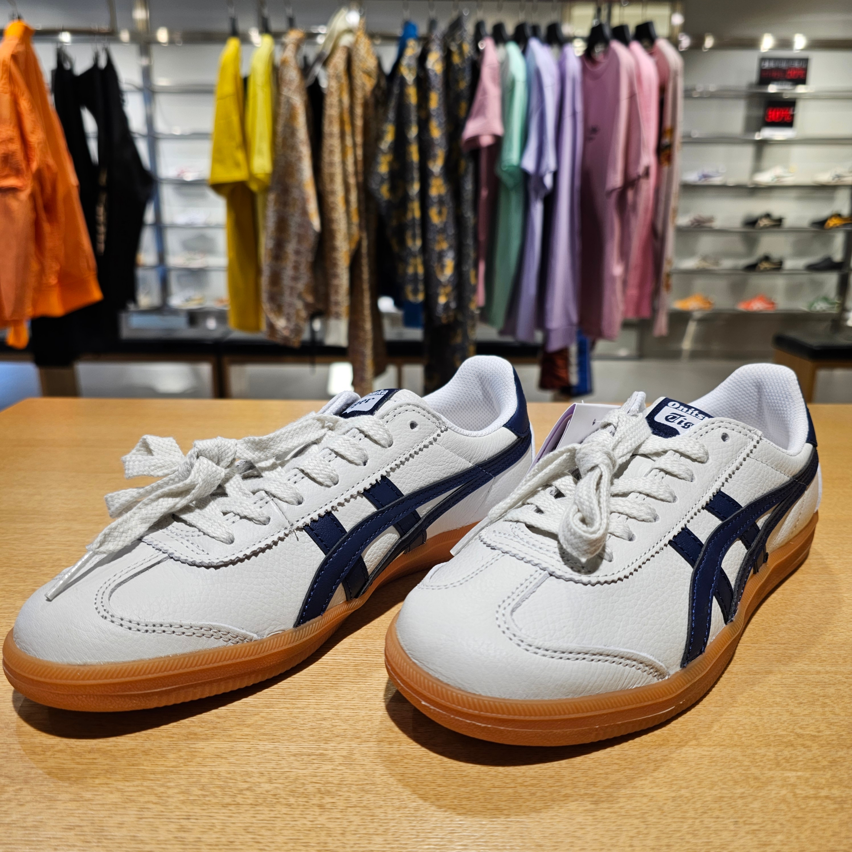 Onitsuka Tiger Tokuten White Navy 착용 스타일 - 2