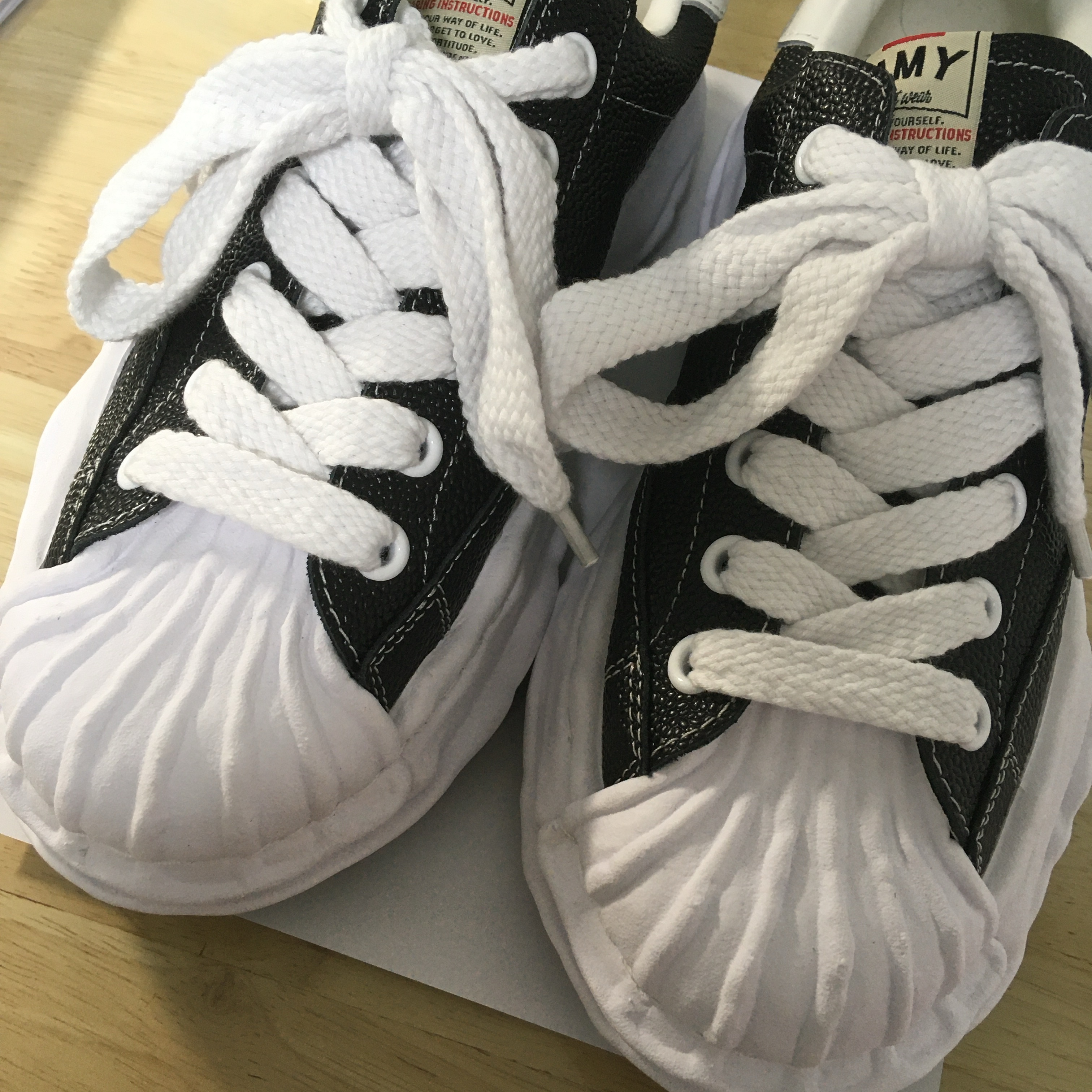 Maison Mihara Yasuhiro Blakey OG Sole Embossed Leather Low-top Sneakers Black 착용 스타일 - 4