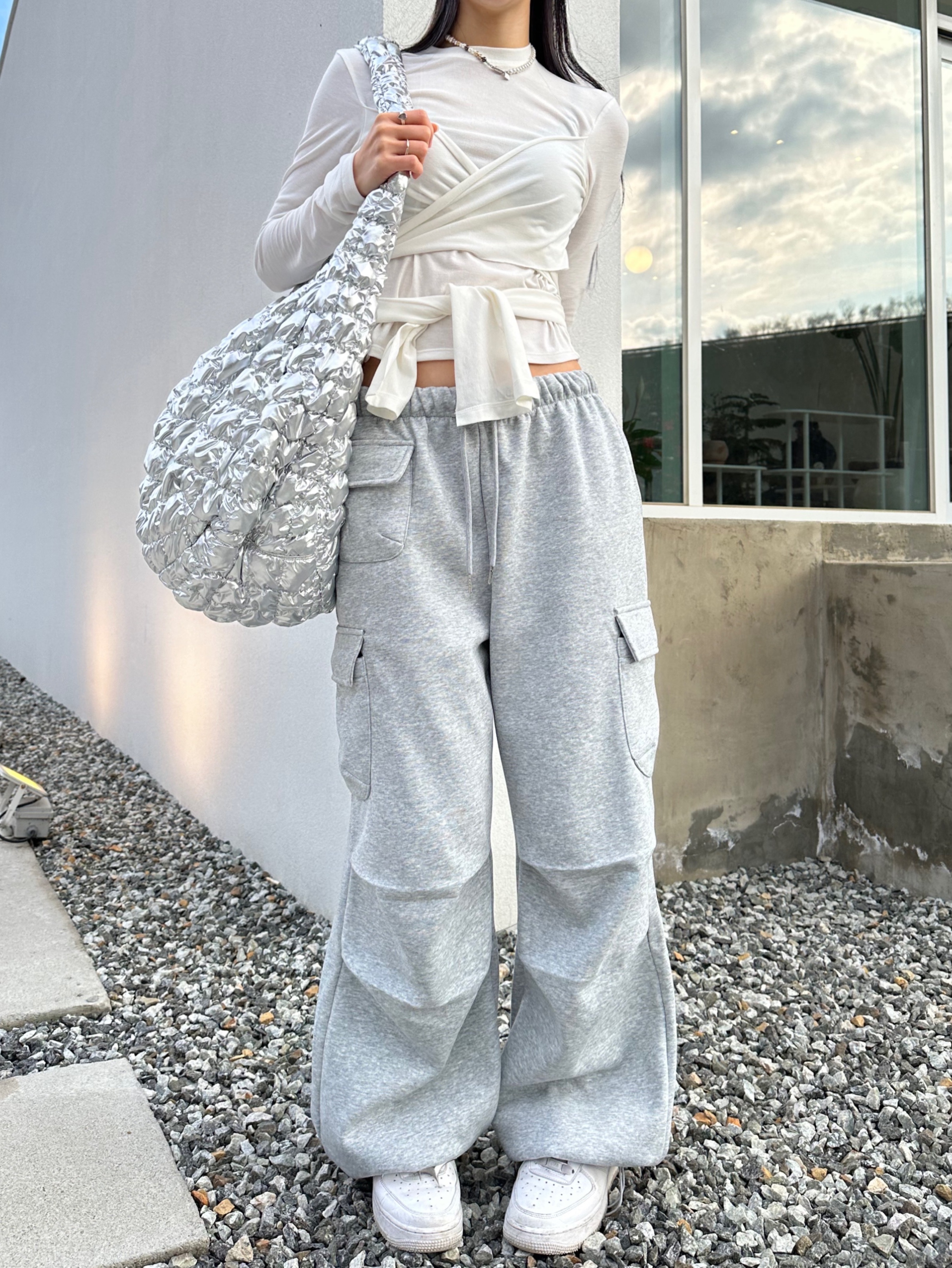 COS Quilted Oversized Shoulder Bag Silver, Gucci Trademark Ring With Heart Pendant Silver 착용 스타일 - 6
