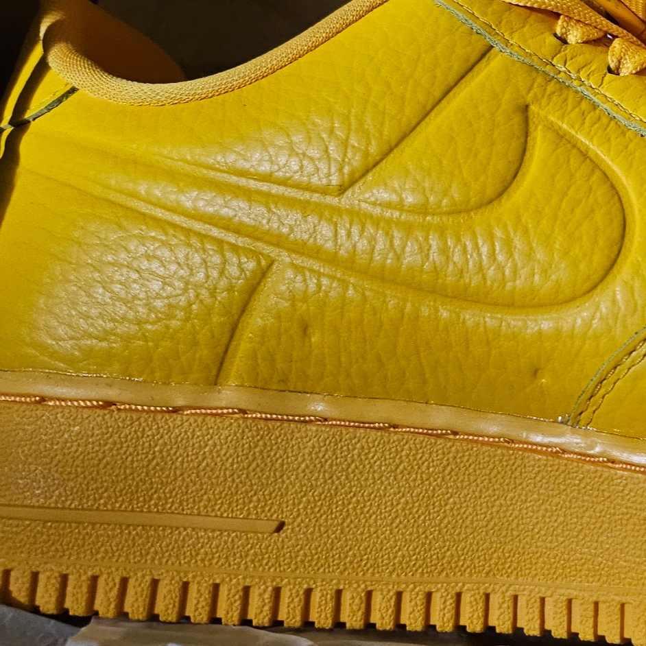 Nike Air Force 1 '07 Pro-Tech Waterproof University Gold 착용 스타일