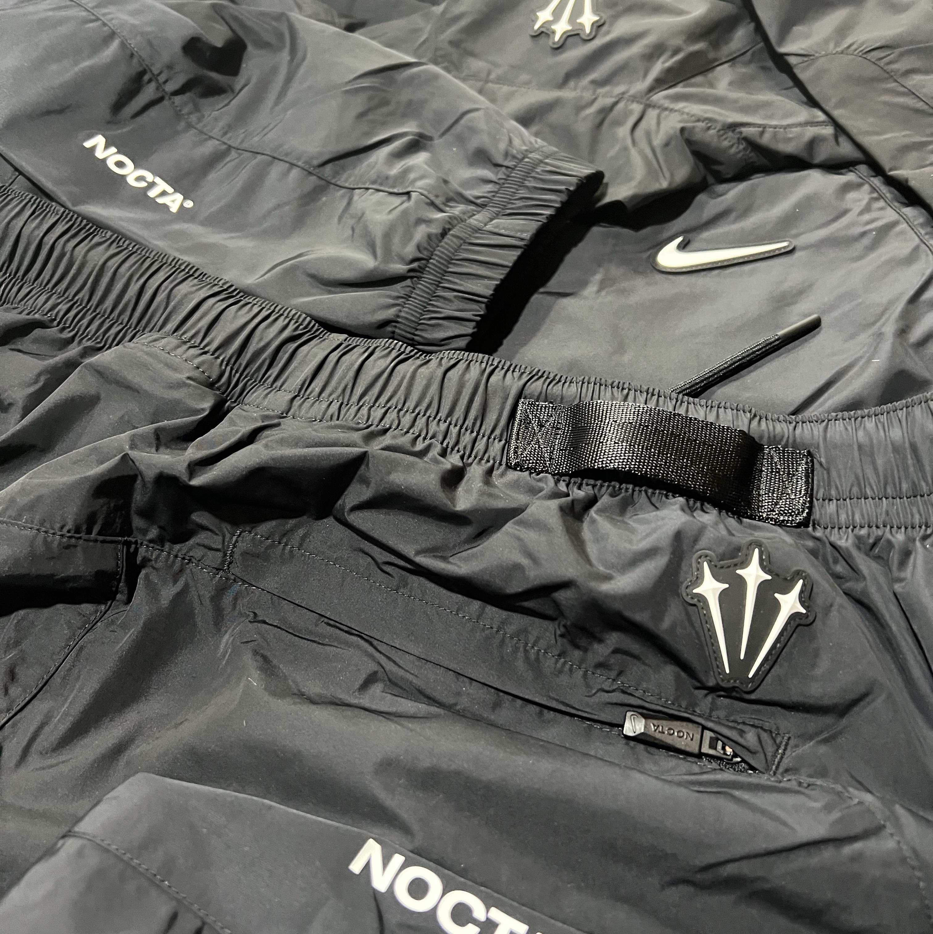 Nike x Drake Nocta Nylon Track Jacket Black (FN7666-010), Nike x Drake Nocta Woven Track Pants Black (FN7668-010) 착용 스타일