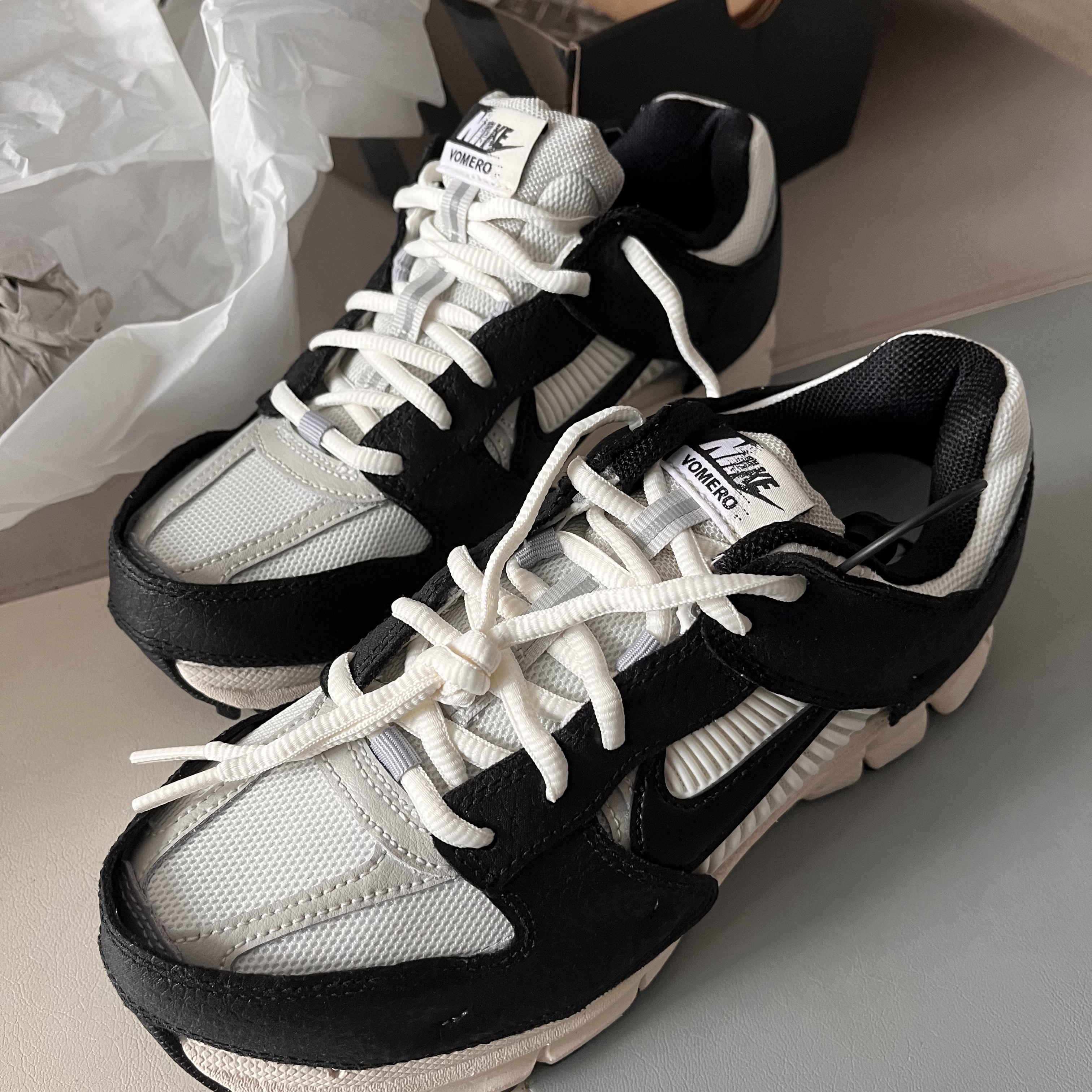 (W) Nike Zoom Vomero 5 Wolf Grey and Black 착용 스타일