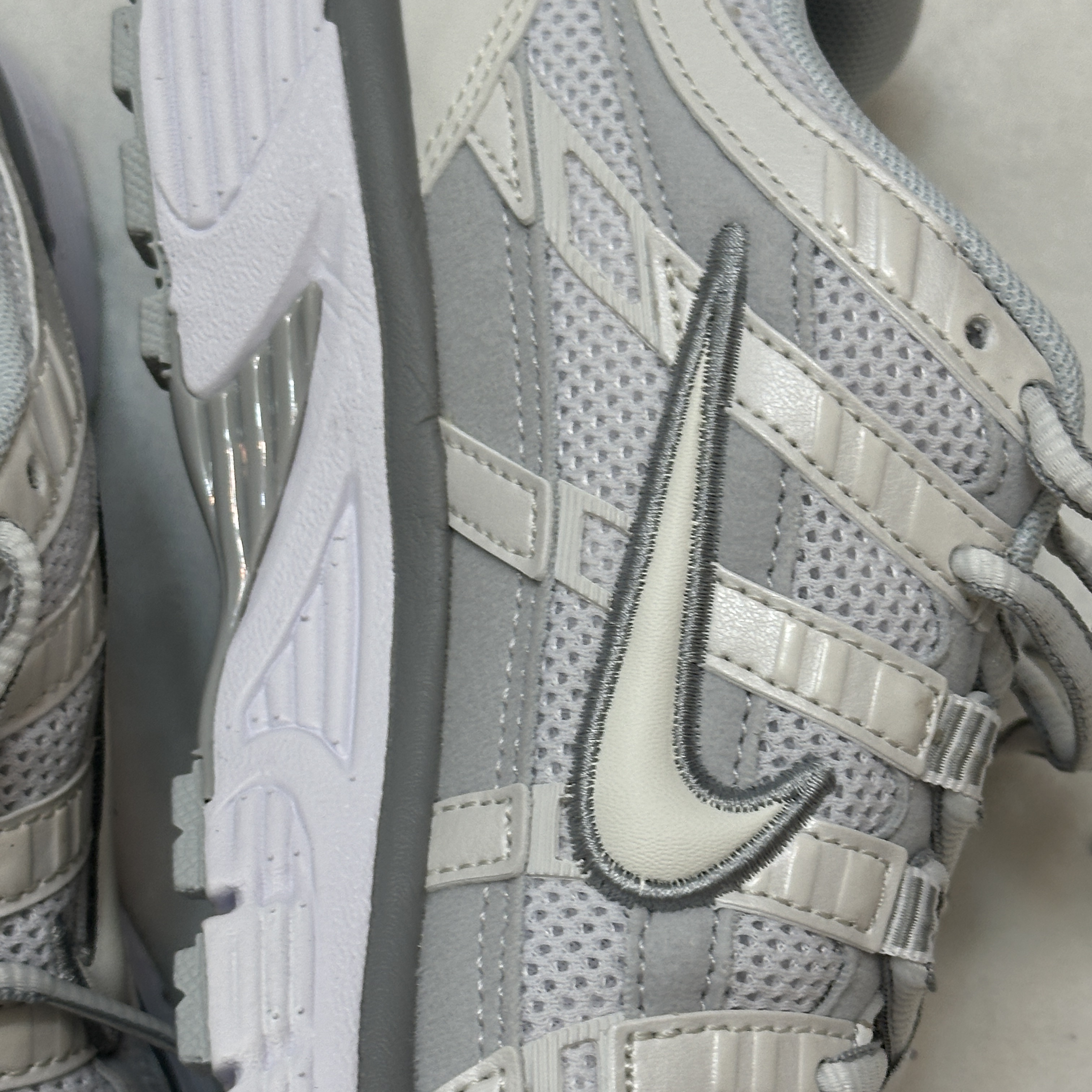 (W) Nike P-6000 White Metallic Silver 착용 스타일 - 1