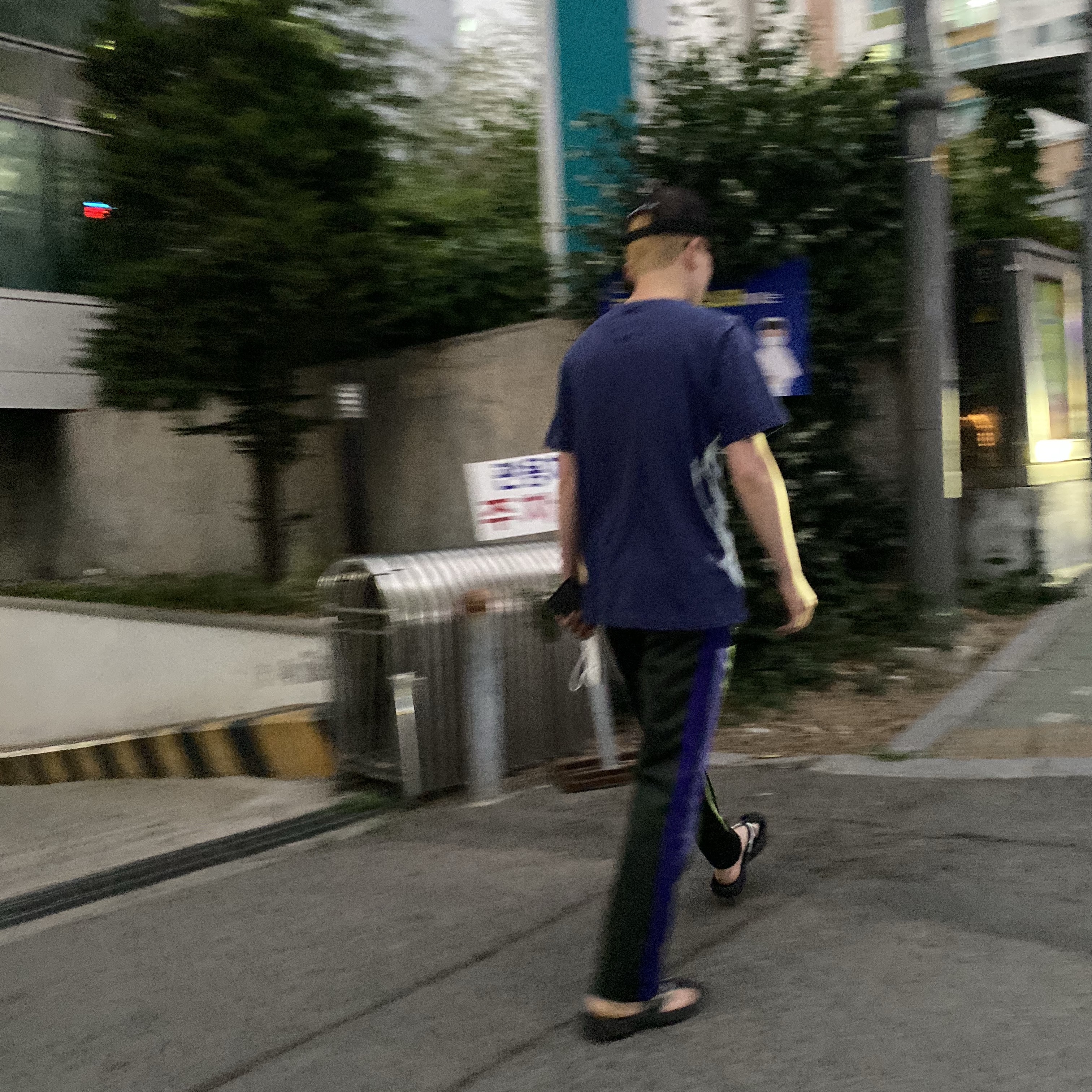 Needles Narrow Track Pants Poly Smooth Navy, Deus Ex Machina Tokyo Asakusa Address Trucker Cap Black 착용 스타일 - 1