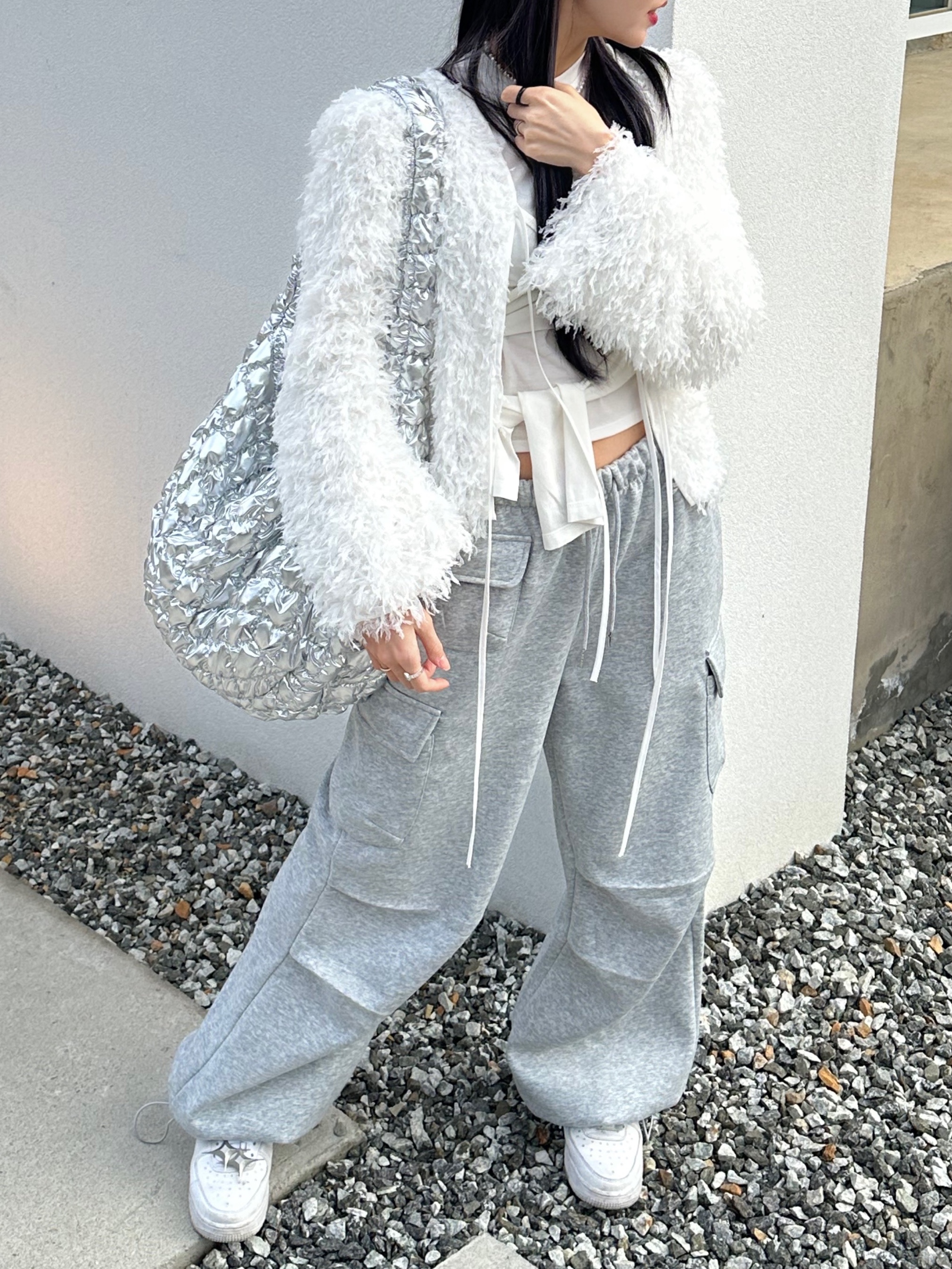 COS Quilted Oversized Shoulder Bag Silver, Gucci Trademark Ring With Heart Pendant Silver 착용 스타일 - 3