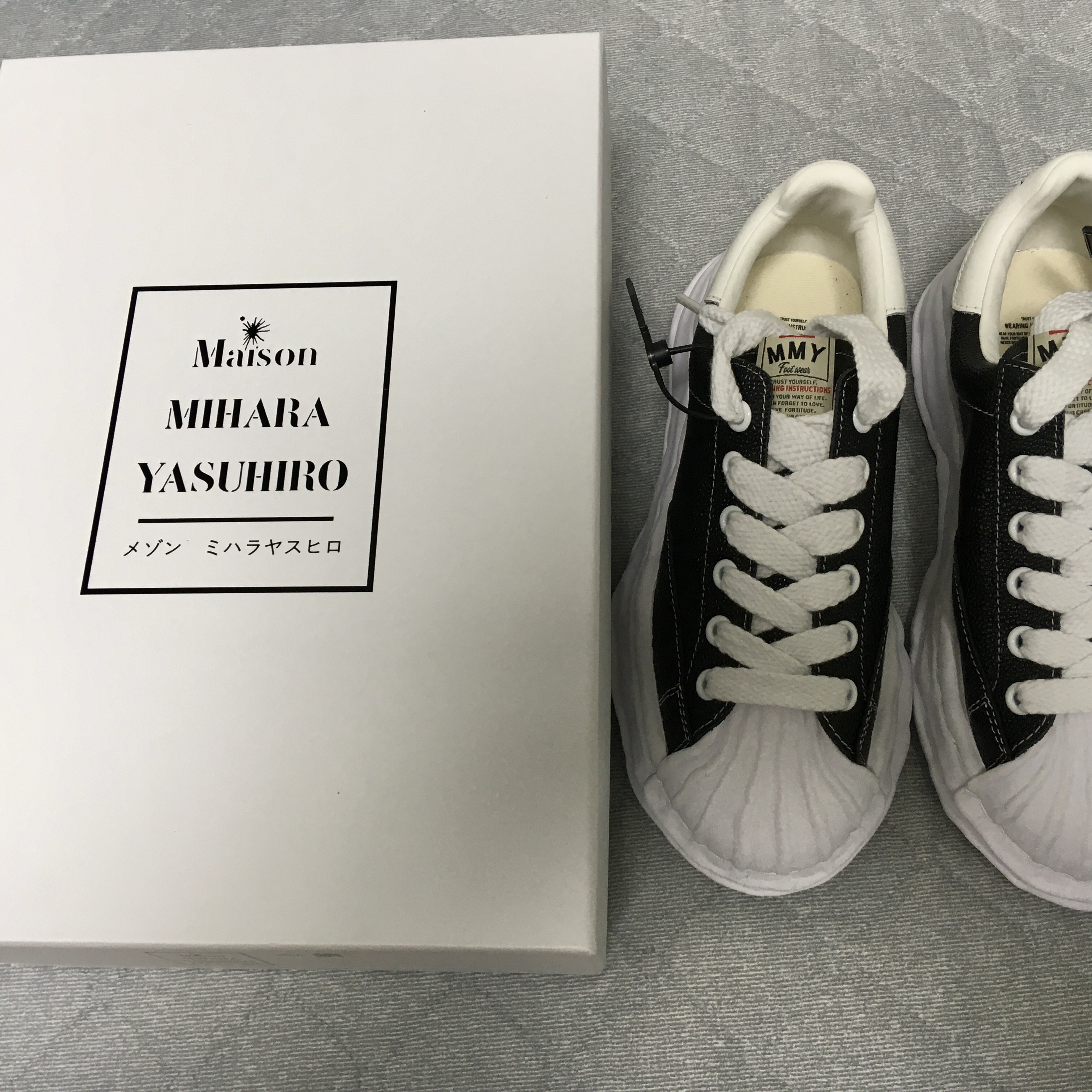 Maison Mihara Yasuhiro Blakey OG Sole Embossed Leather Low-top Sneakers Black 착용 스타일 - 2