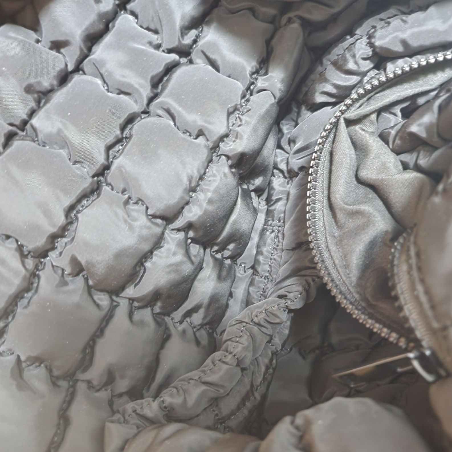 COS Quilted Oversized Shoulder Bag Black 착용 스타일