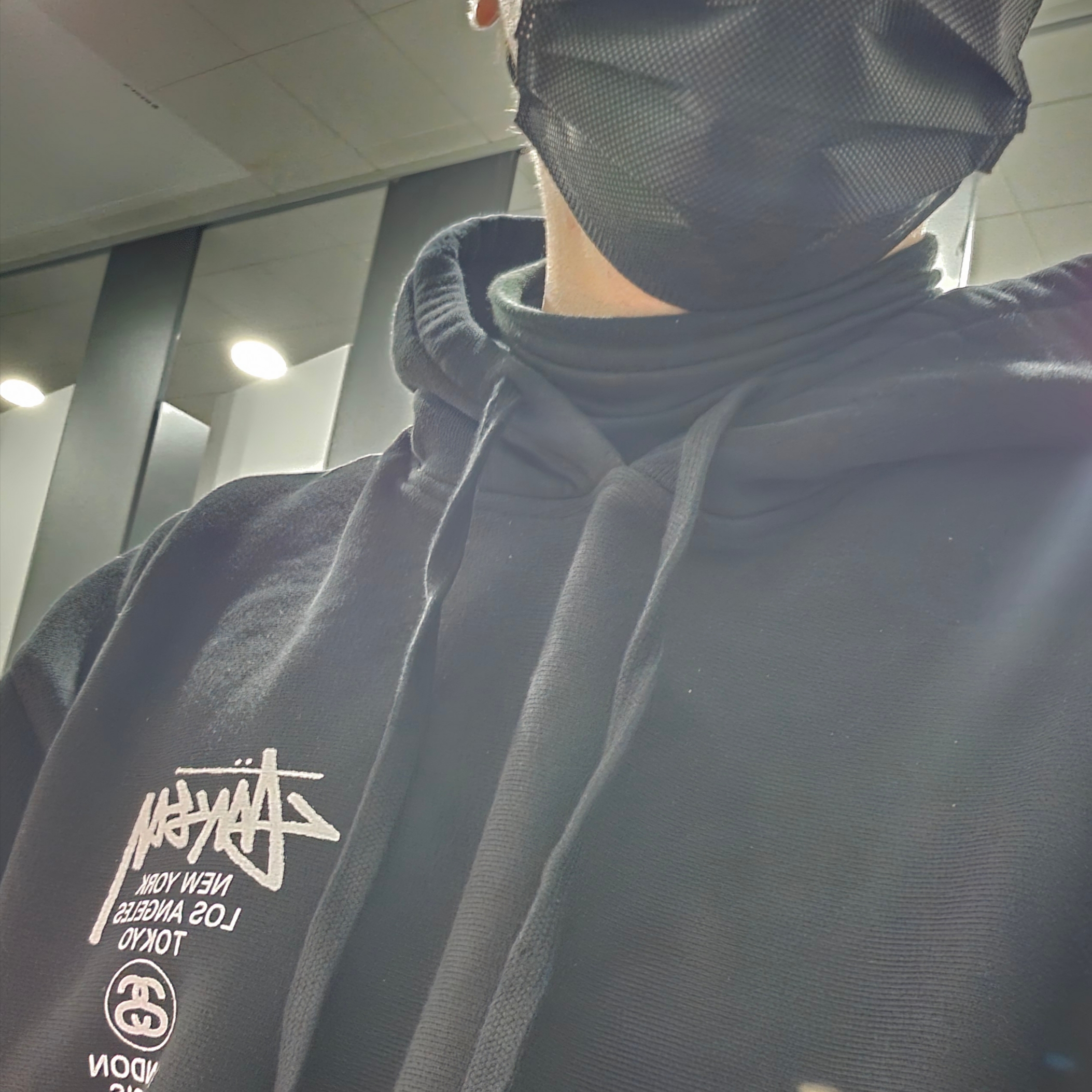 Stussy World Tour Hoodie Pigment Dyed Black 착용 스타일 - 2
