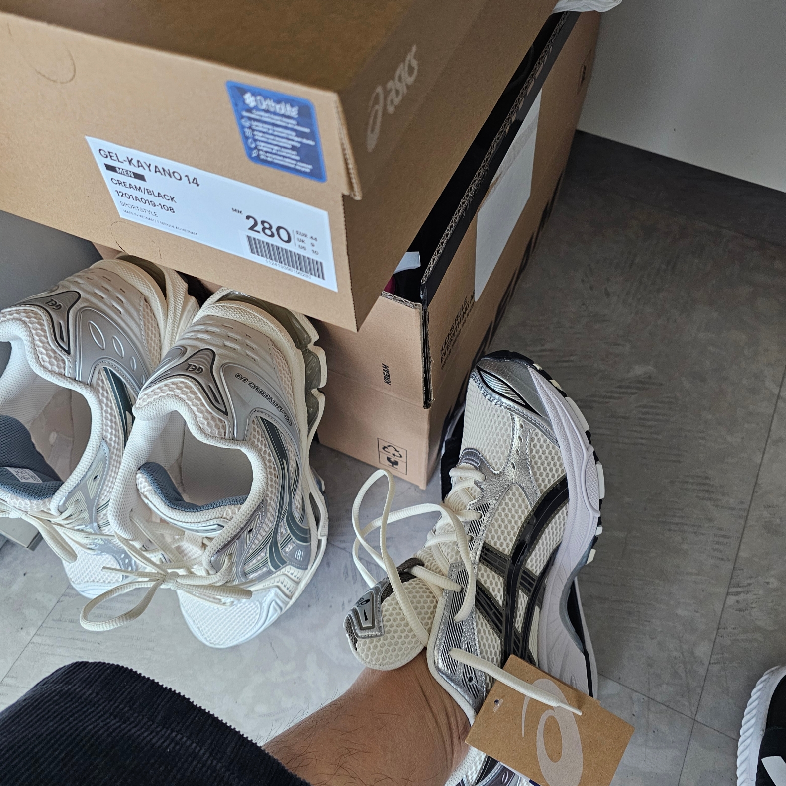 Asics Gel-Kayano 14 Cream Black, Asics Gel-Kayano 14 Birch Dark Pewter 착용 스타일