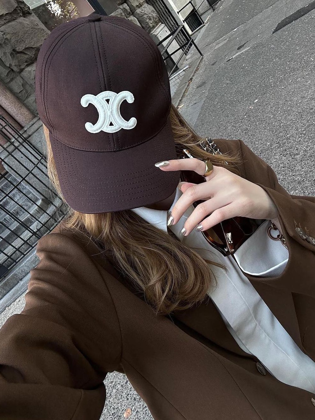 (W) Celine Triomphe Baseball Cap in Cotton Navy, (W) Celine Triomphe Baseball Cap in Cotton Khaki 착용 스타일 - 5