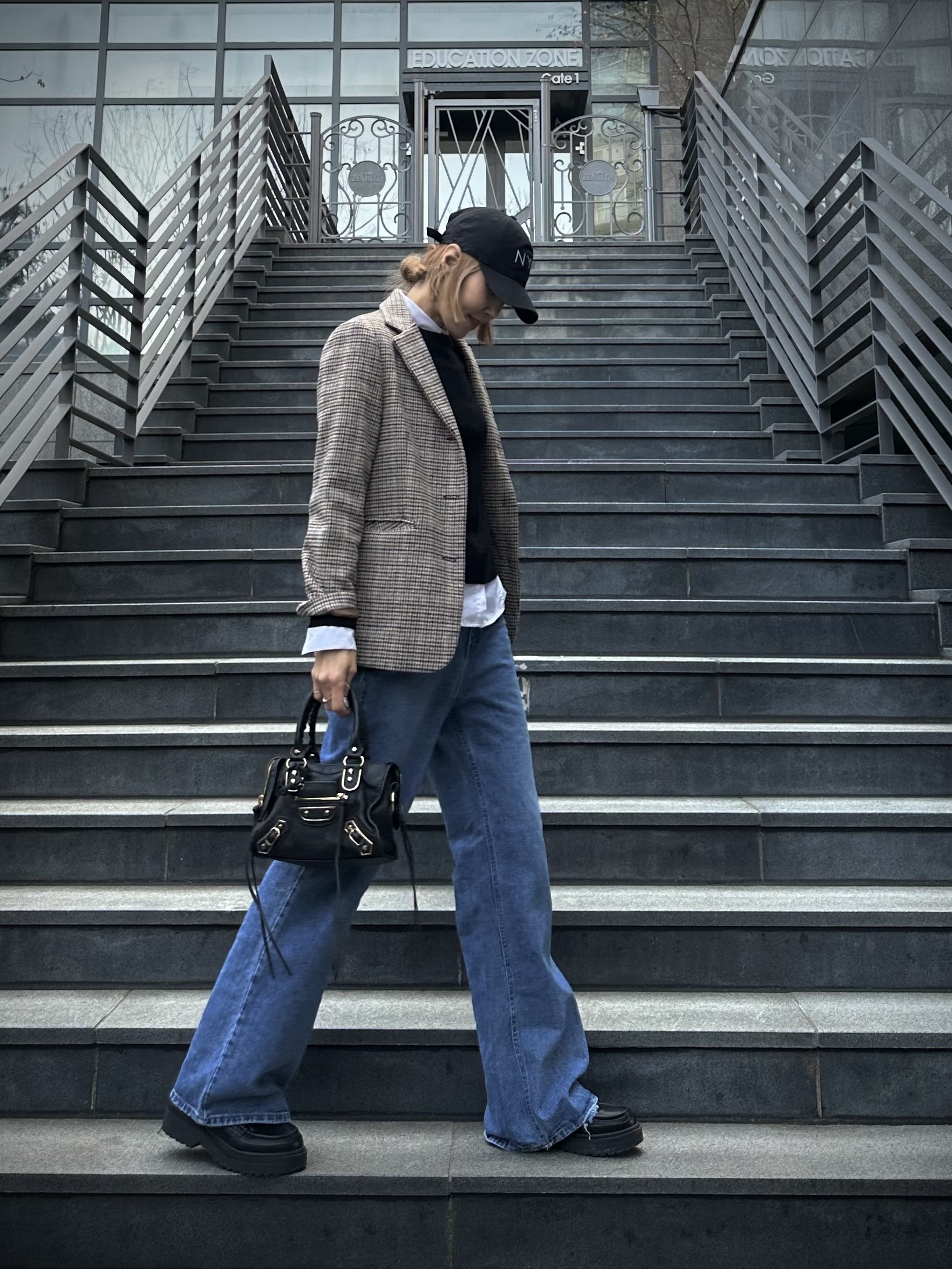 Burberry Classic Check Cashmere Muffler Archive Beige 착용 스타일 - 3