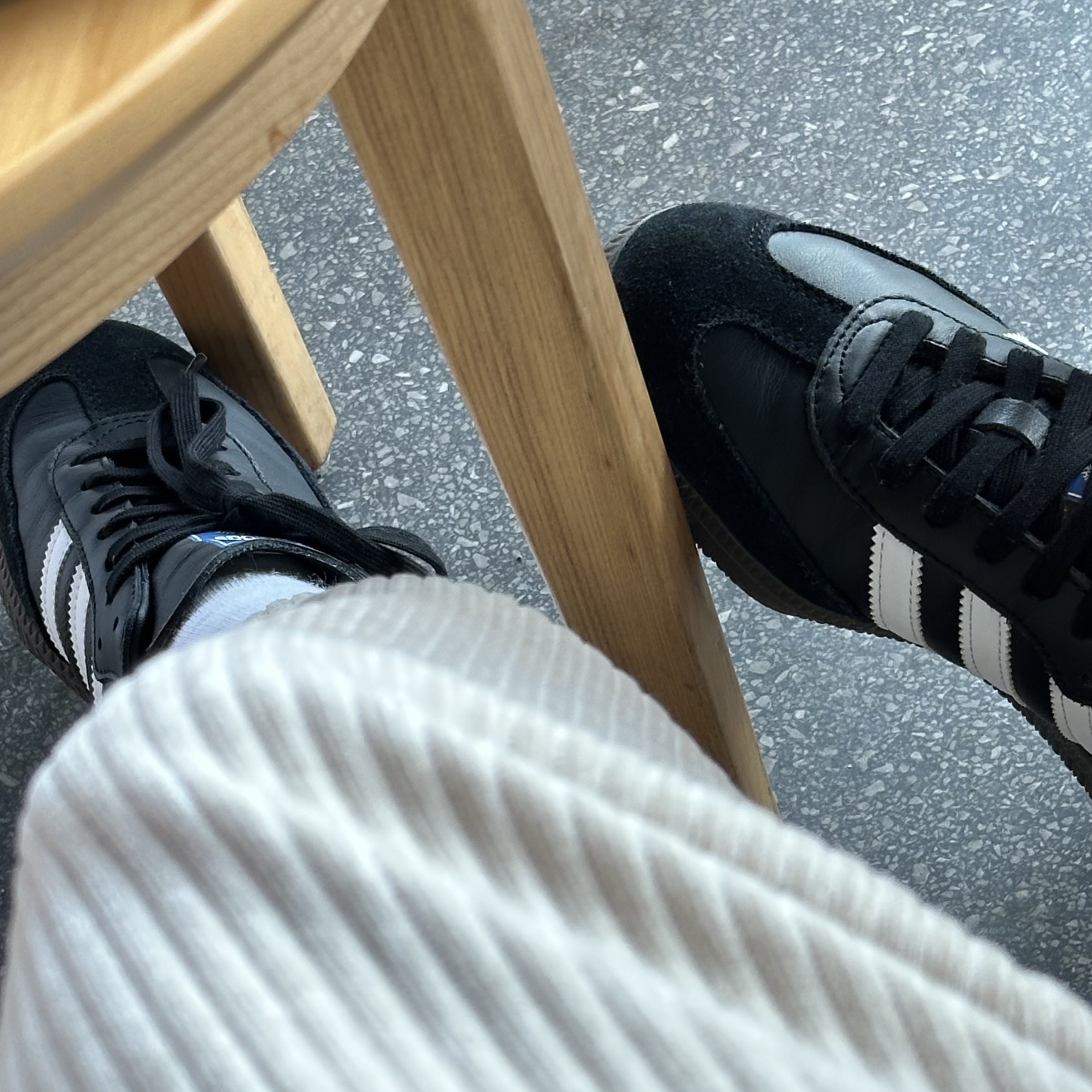 Adidas Samba OG Black White Gum 착용 스타일