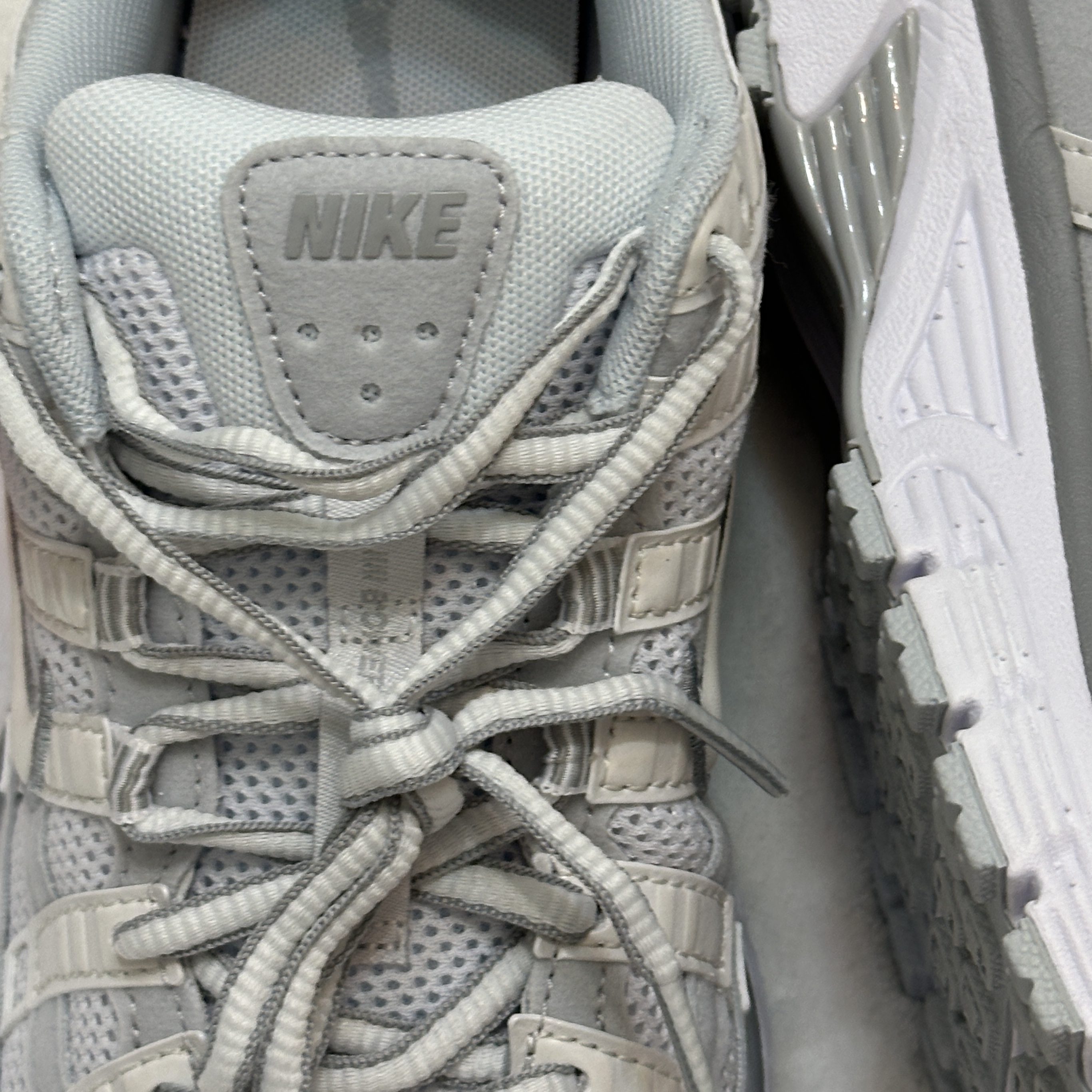(W) Nike P-6000 White Metallic Silver 착용 스타일 - 3