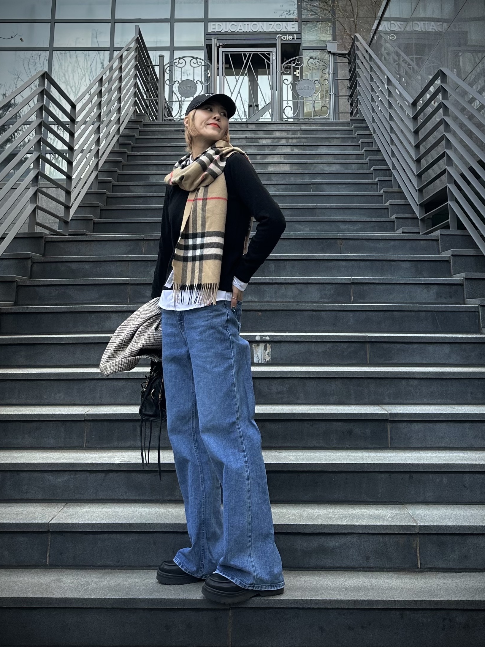 Burberry Classic Check Cashmere Muffler Archive Beige 착용 스타일 - 1