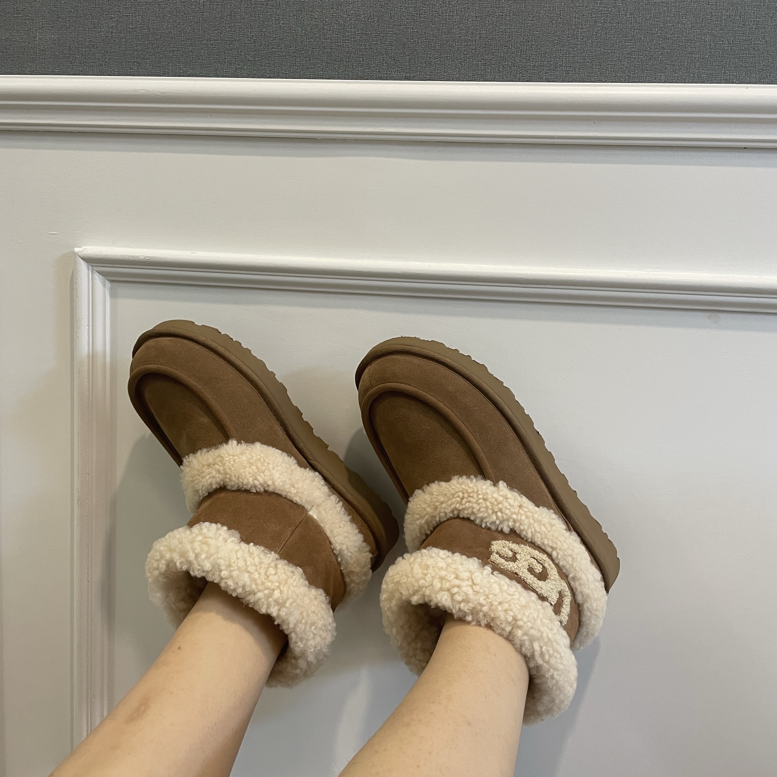 (W) UGG Ultra Mini UGG Fluff Chestnut 착용 스타일 - 3