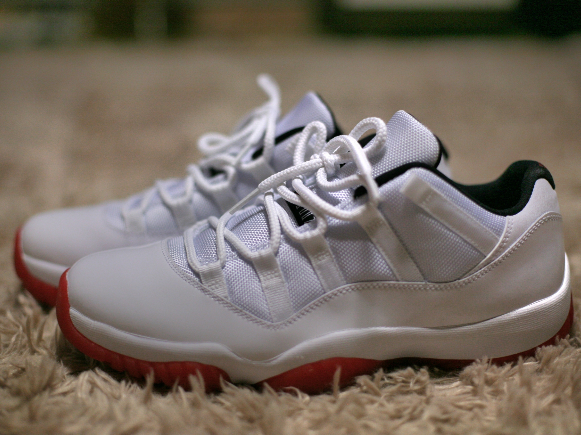 Jordan 11 Retro Low White Red 2012 착용 스타일 - 1