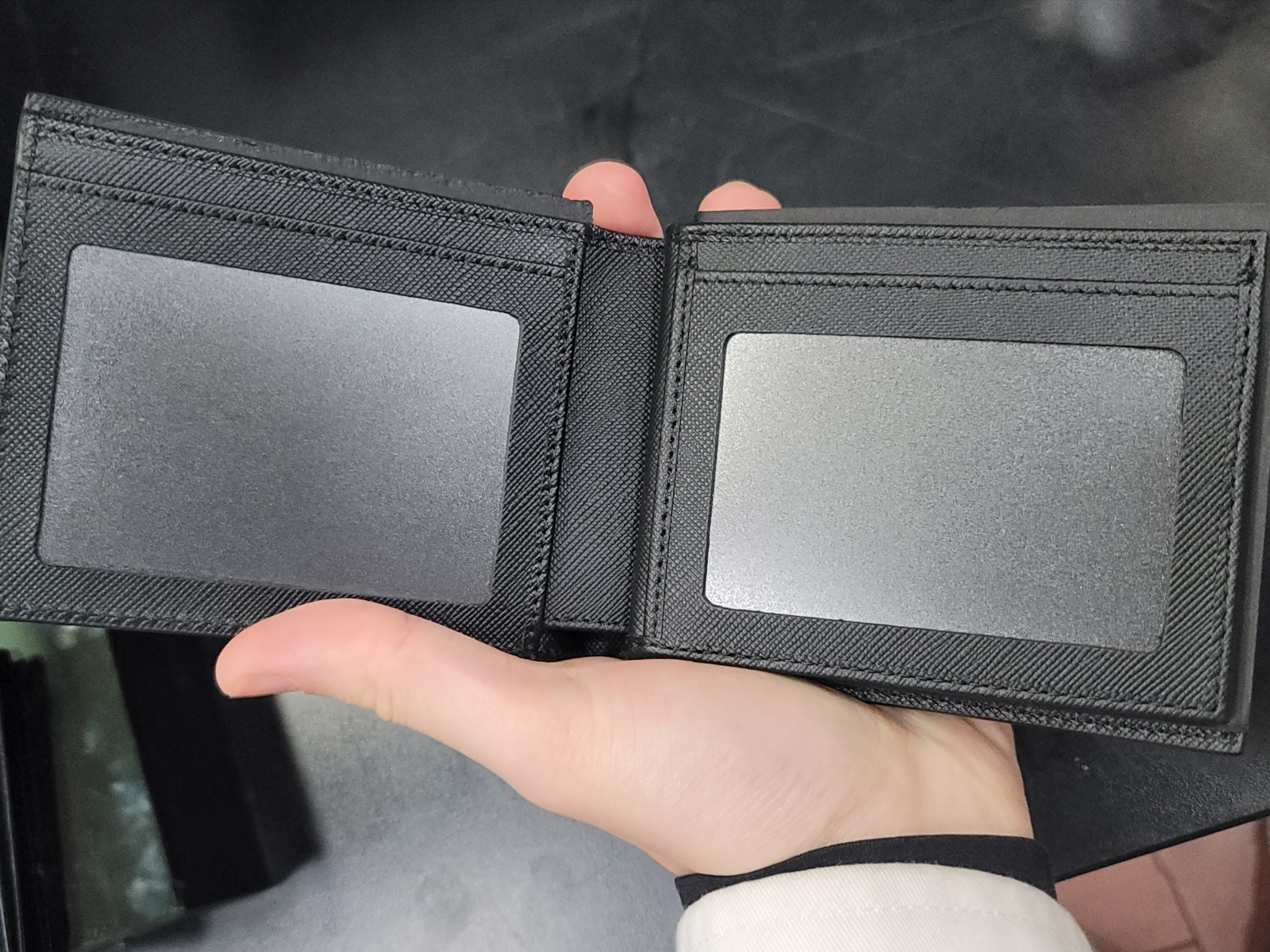 Montblanc Sartorial 6cc Wallet with 2 View Pockets Black 착용 스타일 - 2