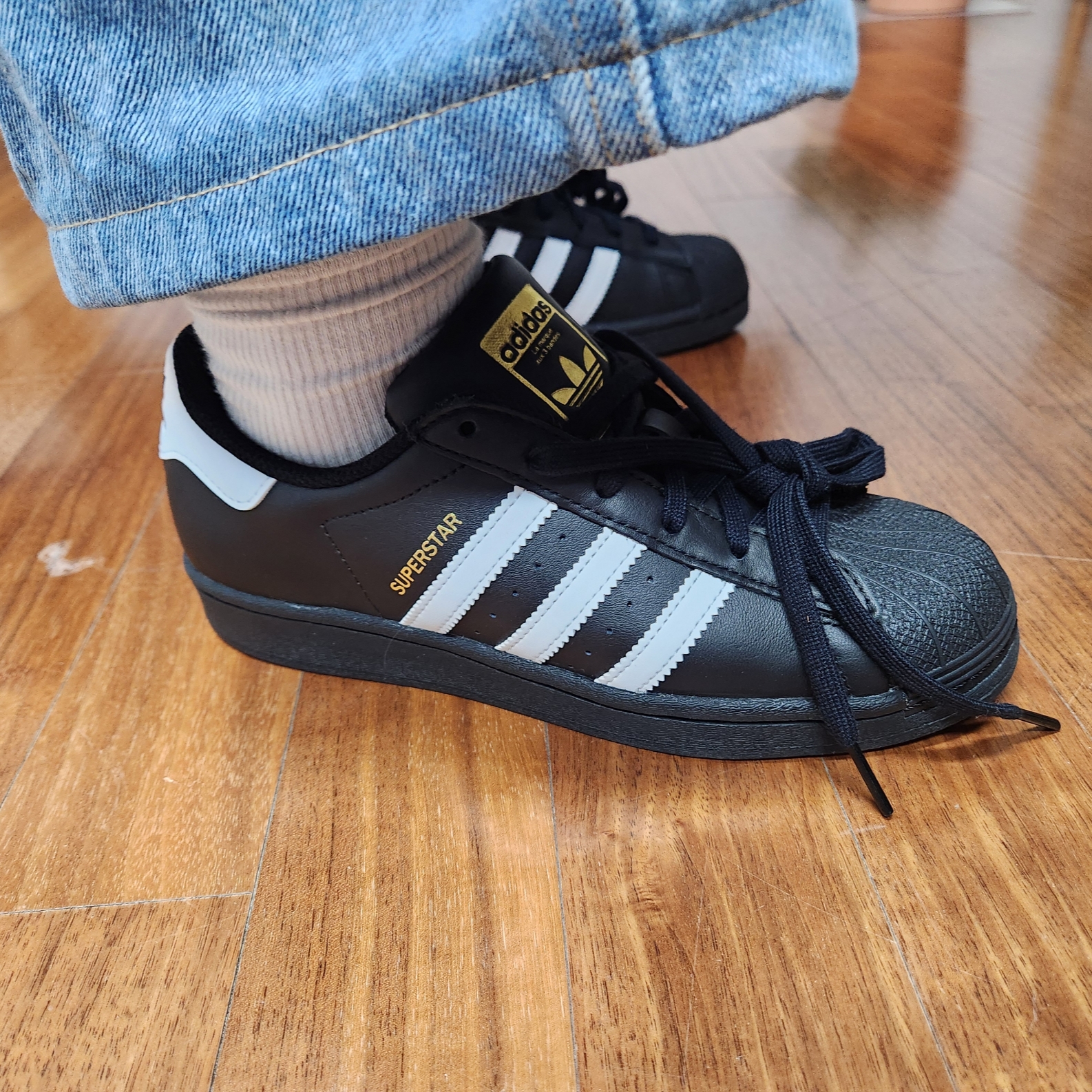 Adidas Superstar Core Black White 착용 스타일 - 2