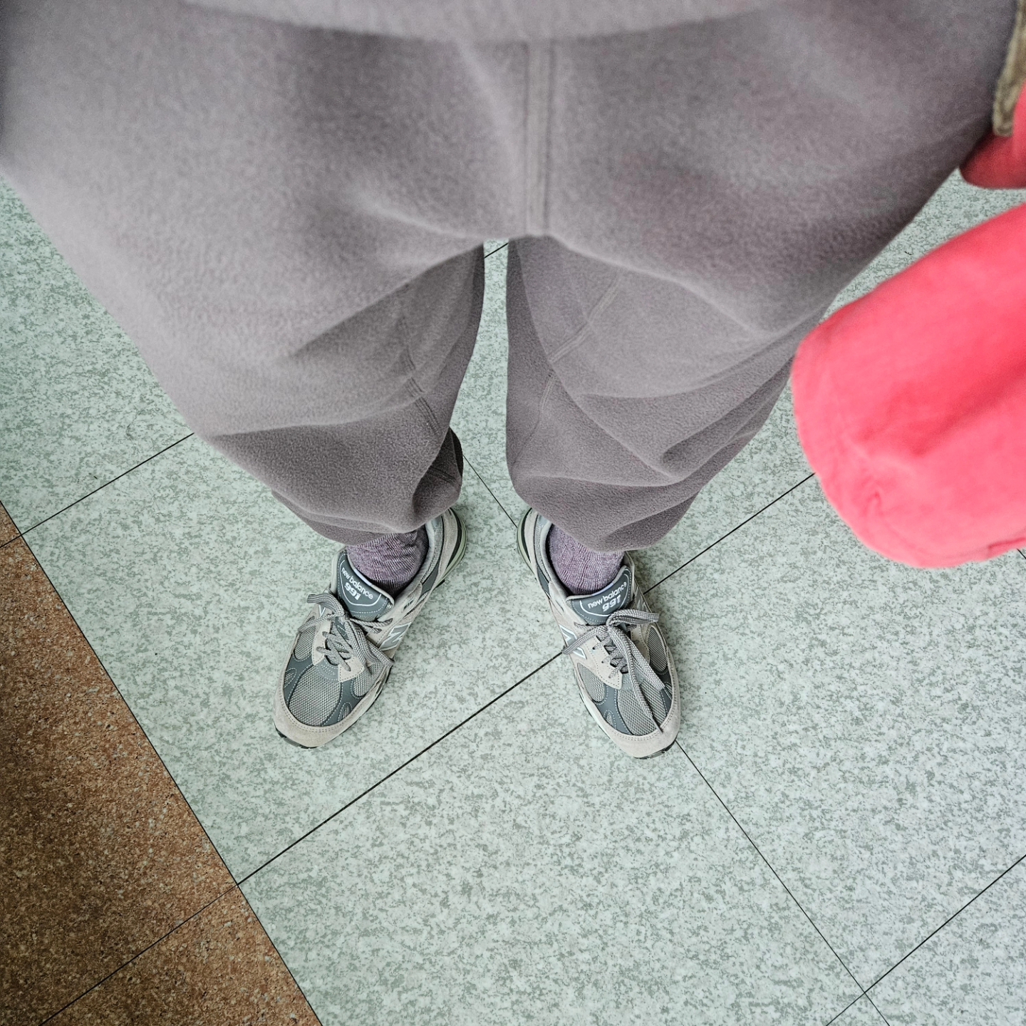 New Balance 991 Made in UK Grey, Nike ACG Polartec Wolf Tree Pullover Hoodie Moon Fossil - Asia 착용 스타일 - 5