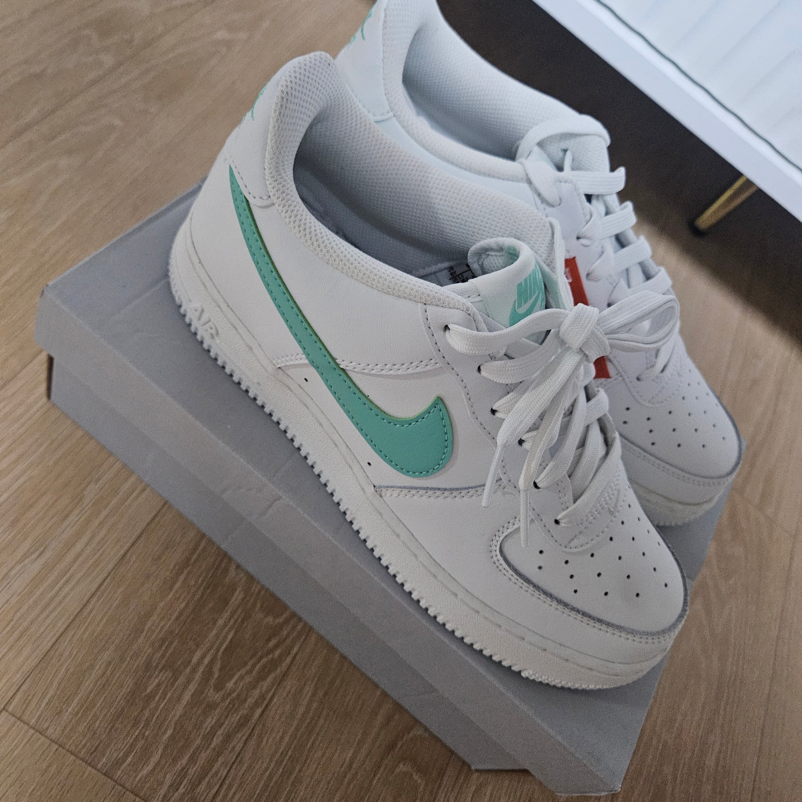 (GS) Nike Air Force 1 Summit White Emerald Rise 착용 스타일