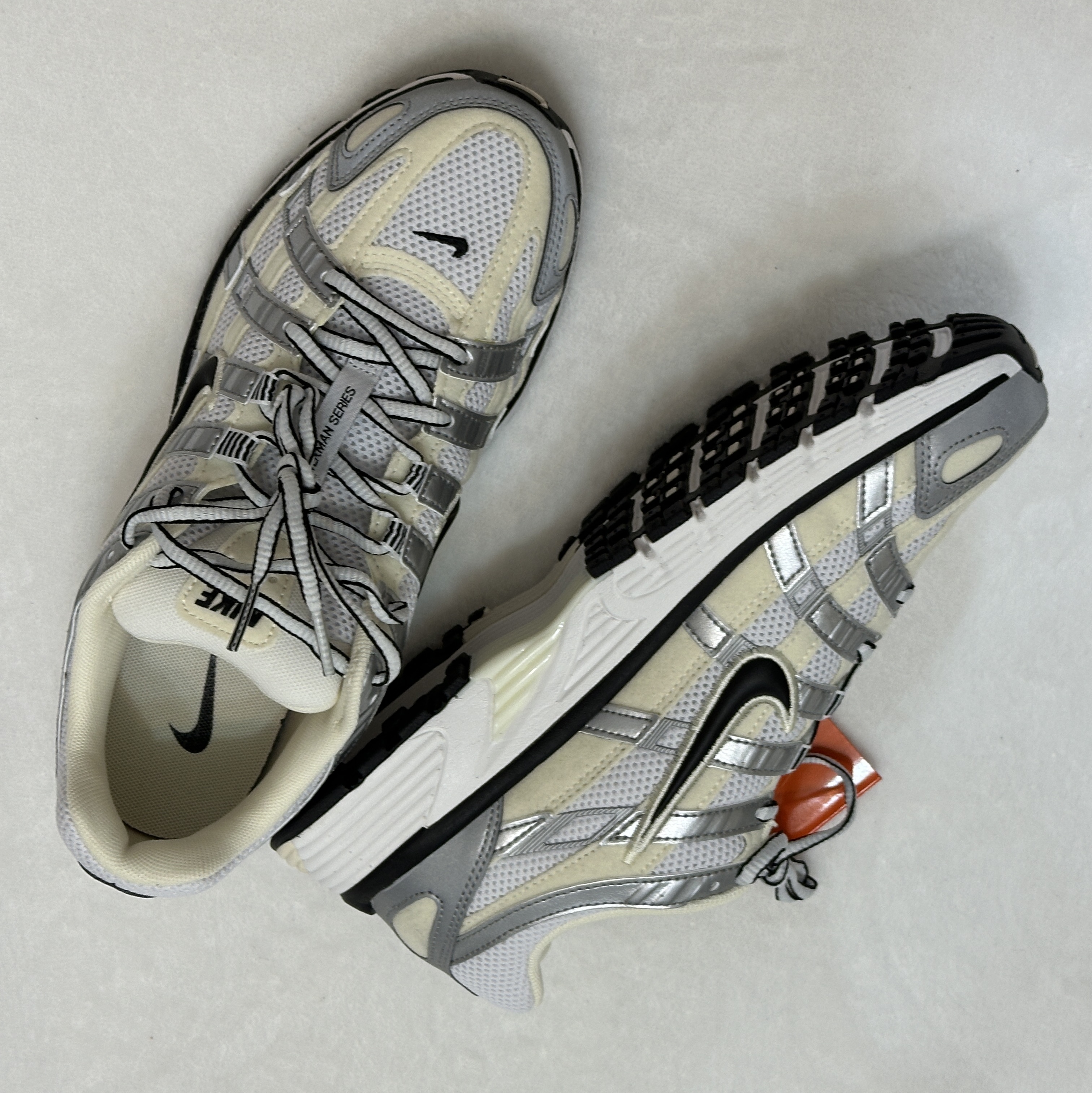 (W) Nike P-6000 Coconut Milk Metallic Silver 착용 스타일 - 4