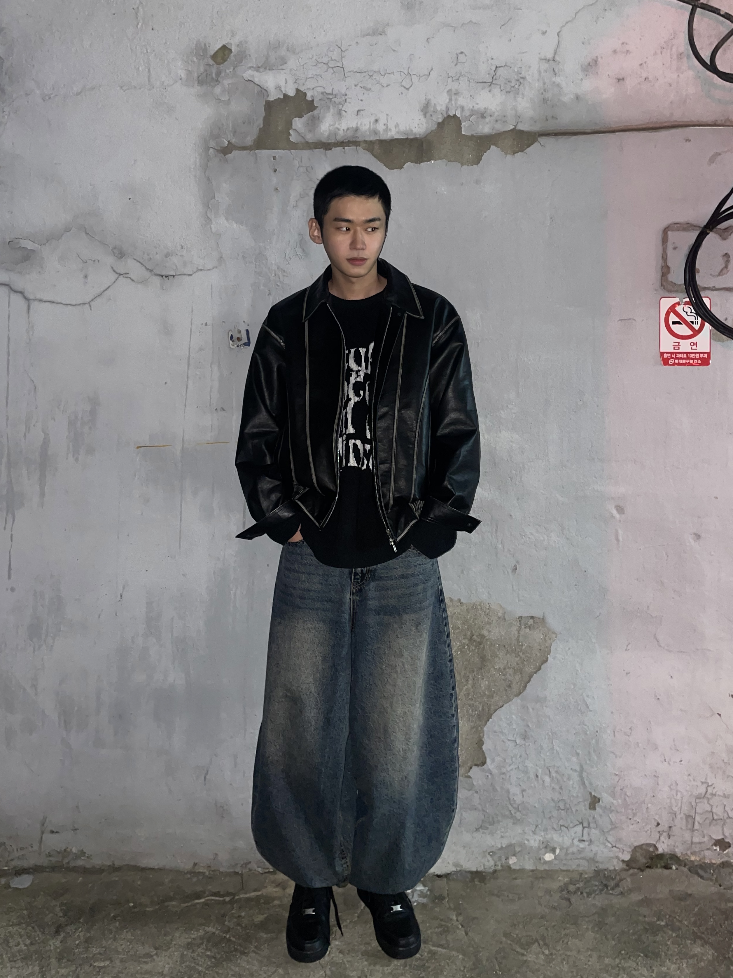 Nike Air Force 1 '07 Low Triple Black 착용 스타일