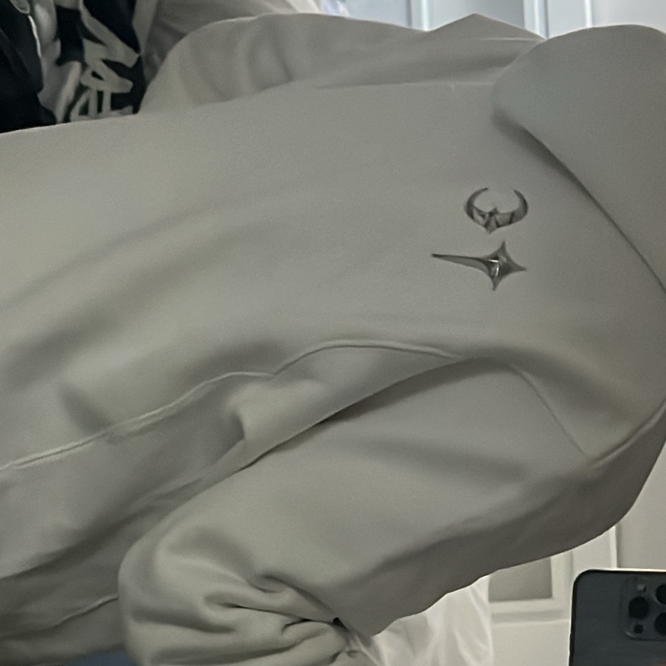 Thug Club Armor Hoodie White, Stussy Landin T-Shirt Black 착용 스타일
