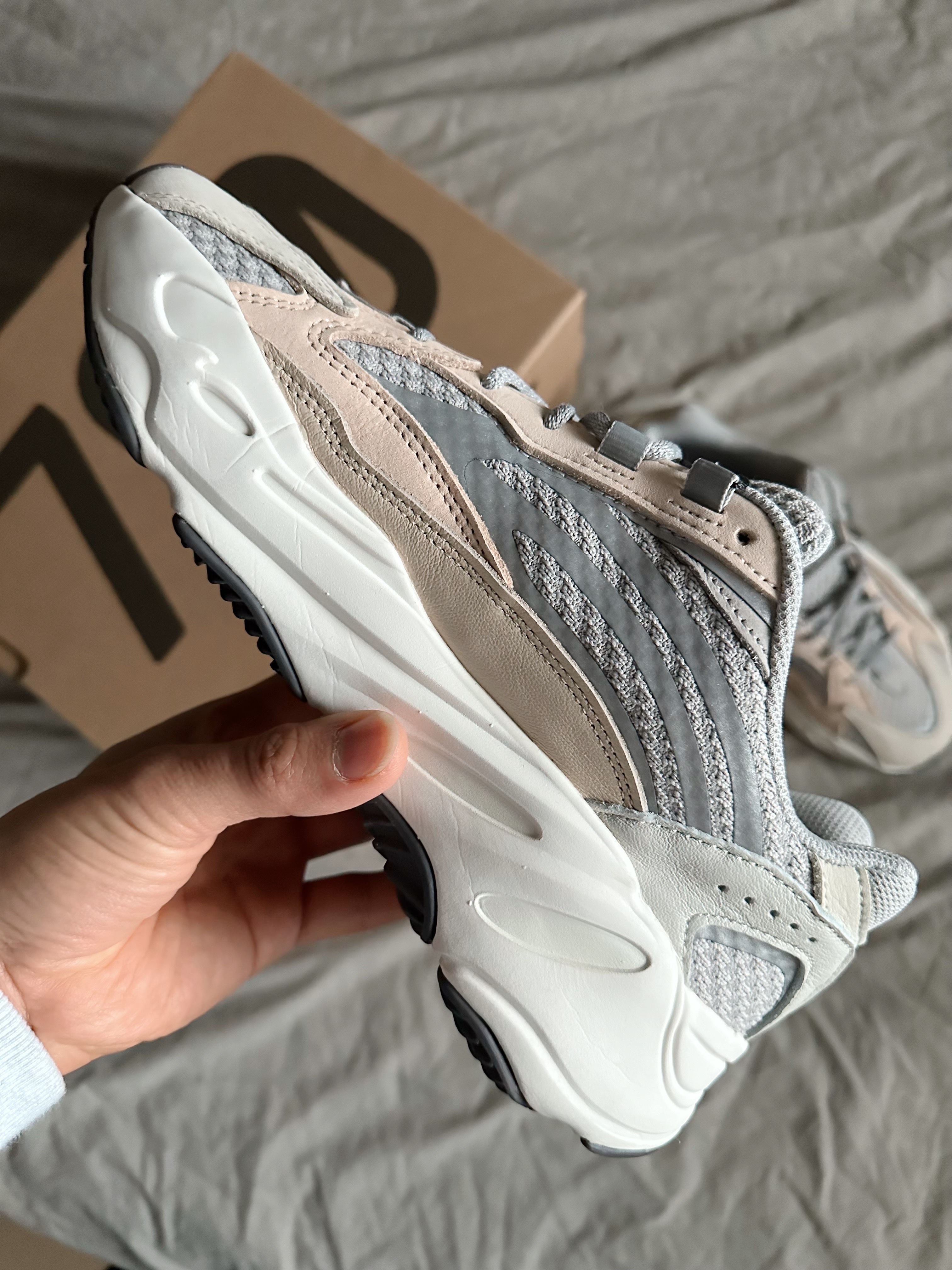Adidas Yeezy Boost 700 V2 Cream 착용 스타일 - 3