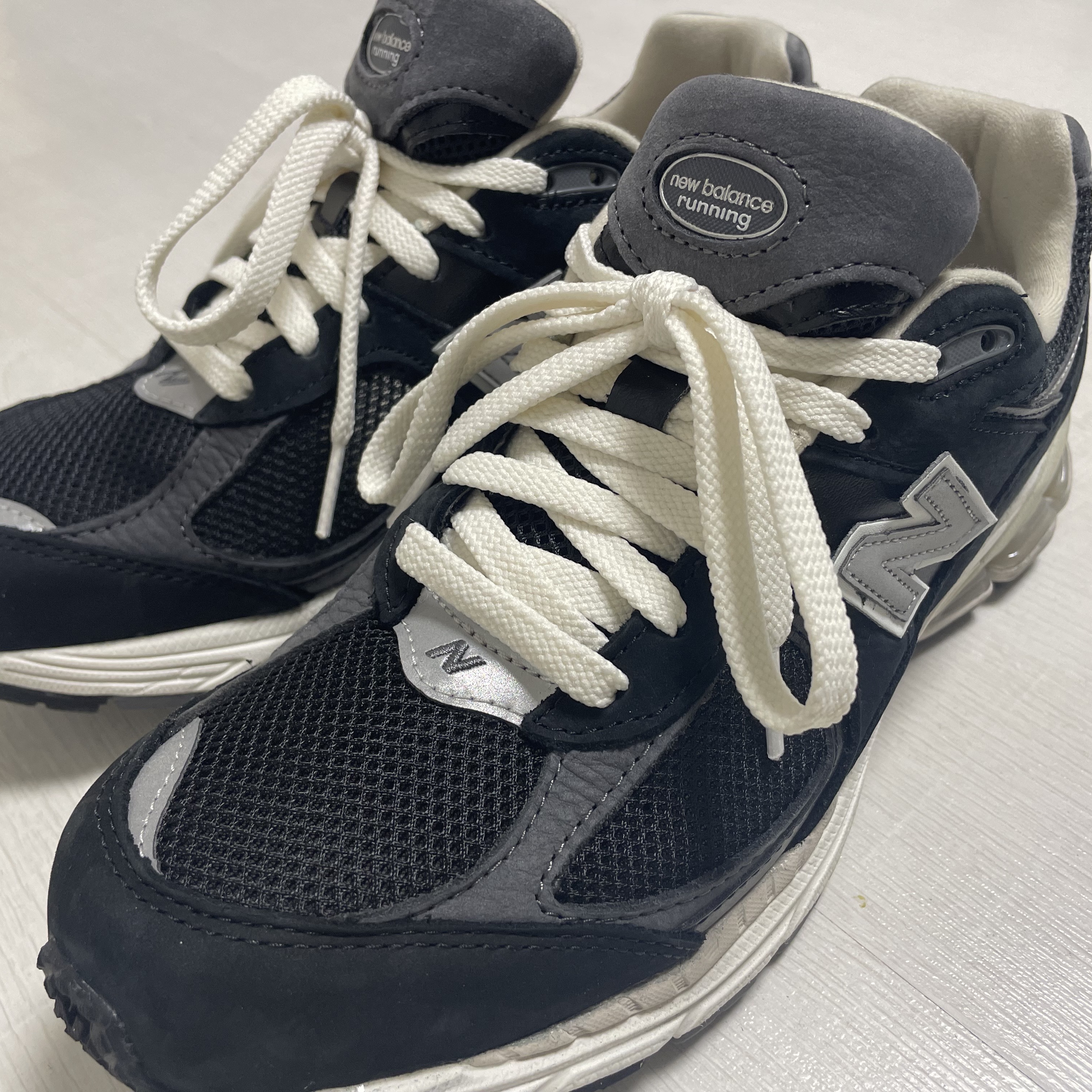New Balance 2002R Premium Vintage Black 착용 스타일