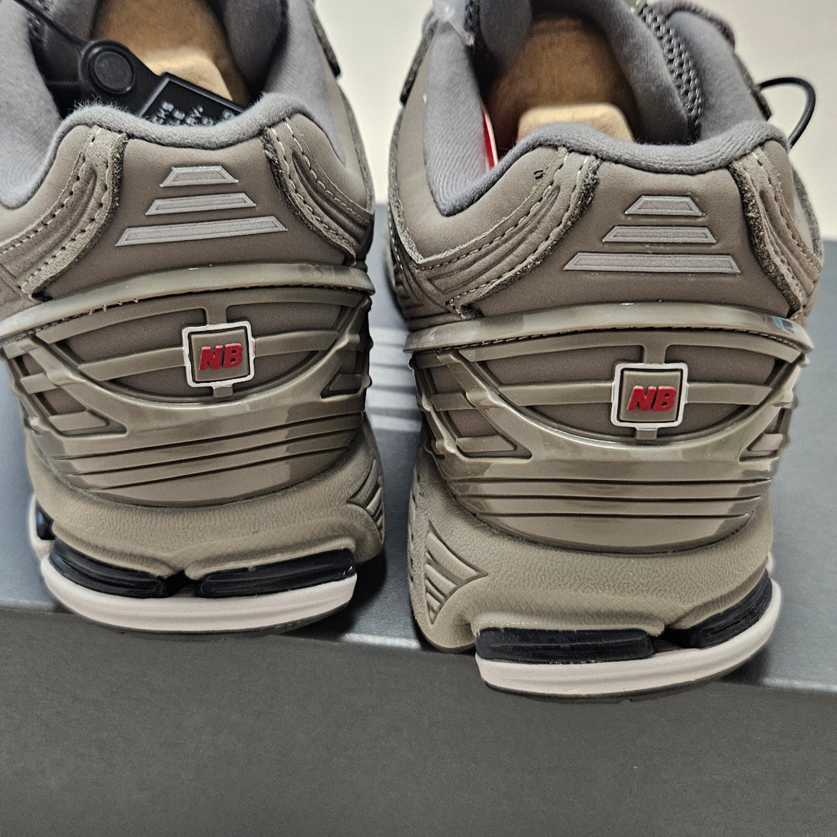 New Balance 1906R Charcoal Grey 착용 스타일 - 2