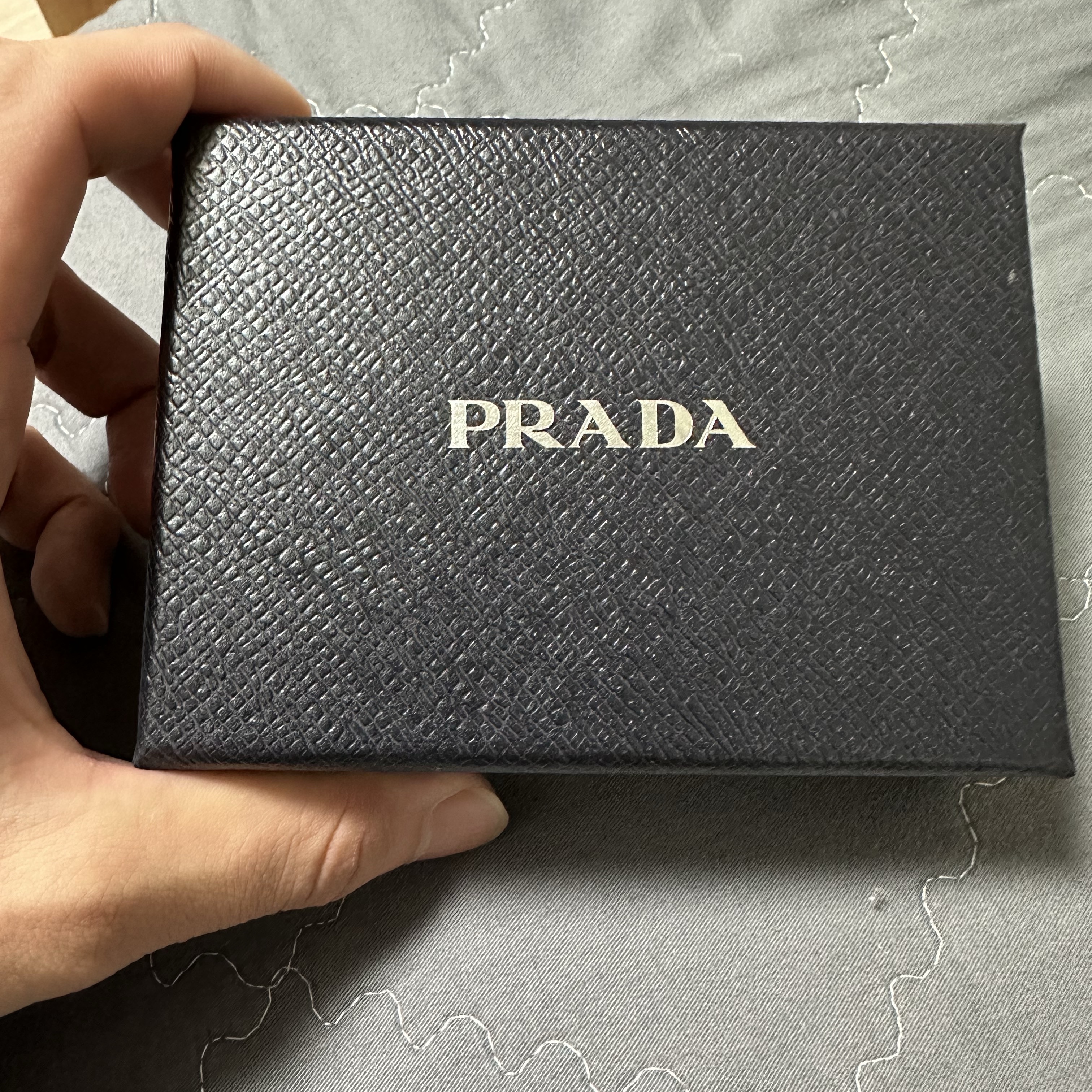 Prada Saffiano Leather Card Holder Black 착용 스타일 - 2