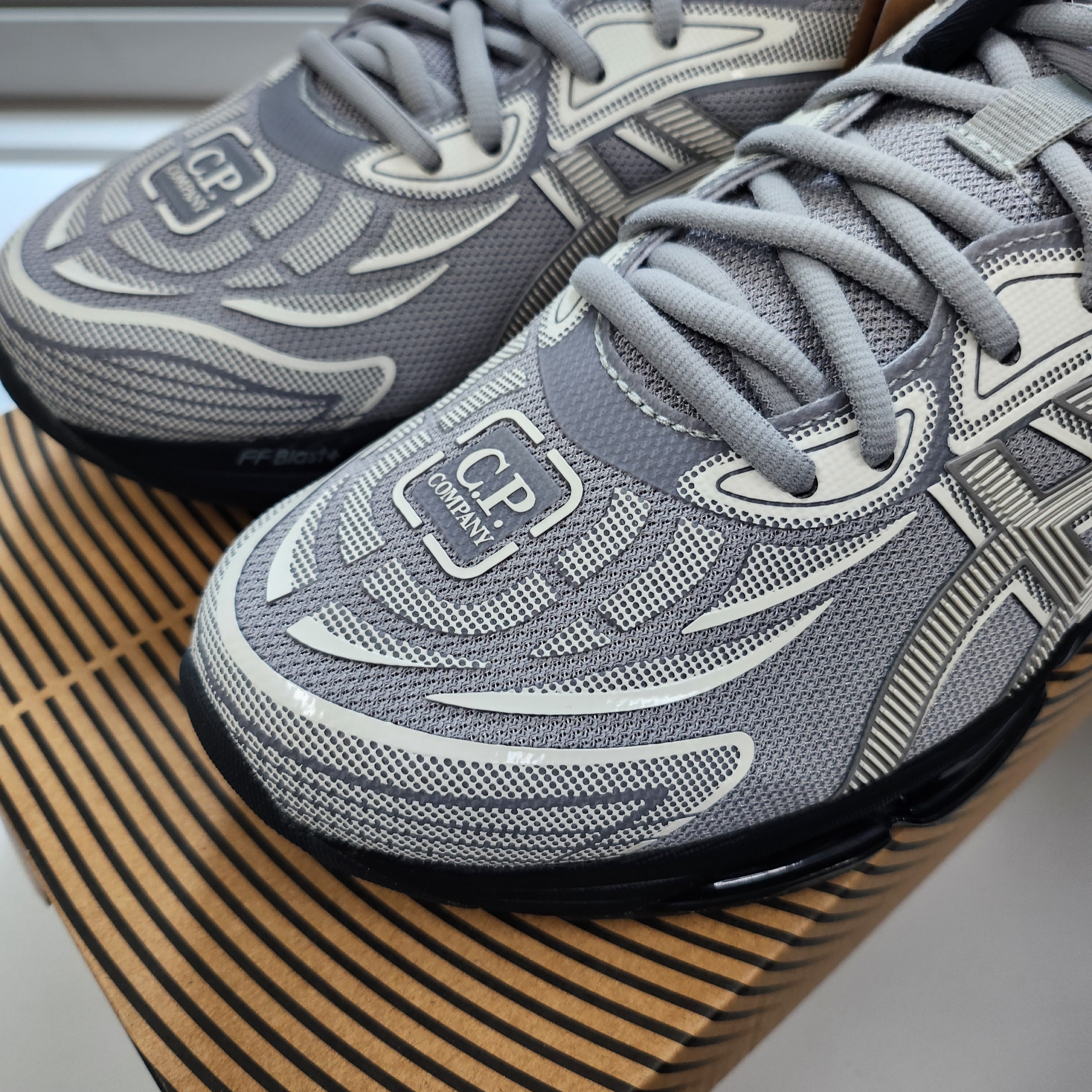 Asics x C.P. Company Gel-Quantum 360 VIII Cement Grey 착용 스타일 - 2