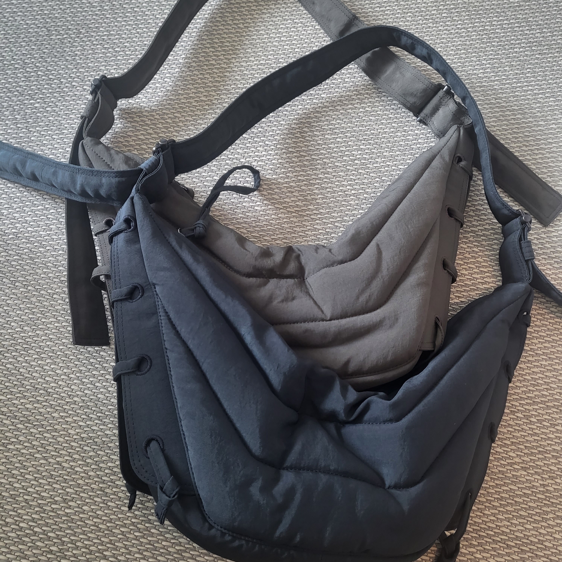 Lemaire Small Soft Game Bag Nylon Canvas Squid Ink - Ssense Exclusive, Lemaire Small Soft Game Bag Nylon Canvas Espresso - Ssense Exclusive 착용 스타일