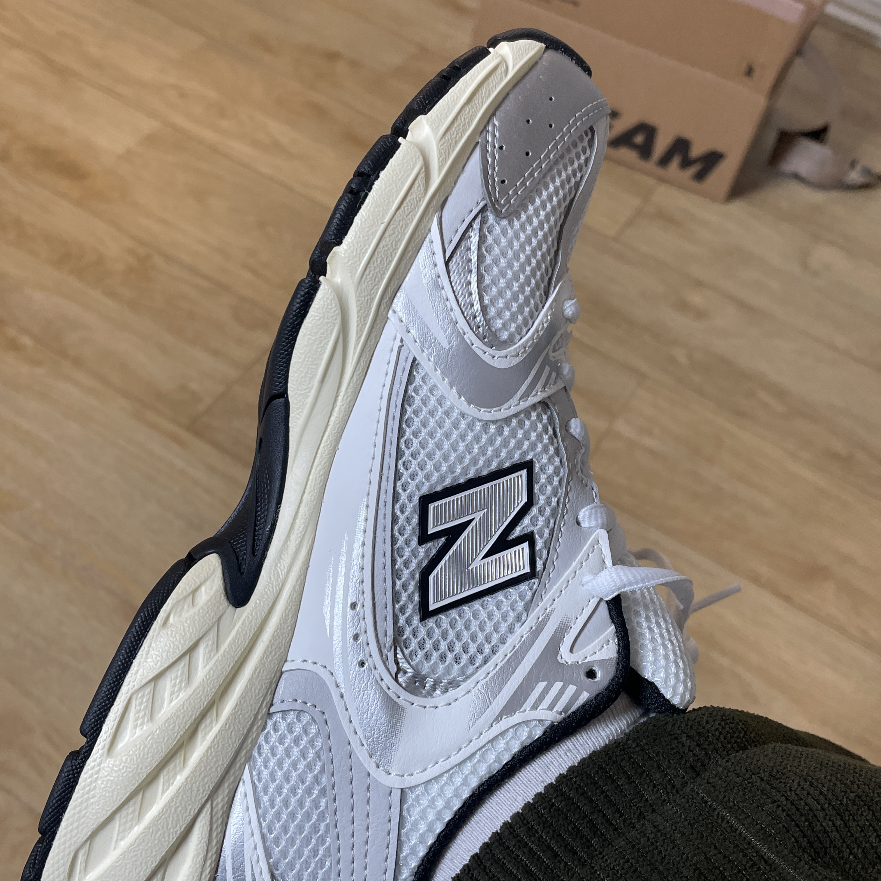 New Balance 530 Silver Cream 착용 스타일 - 2